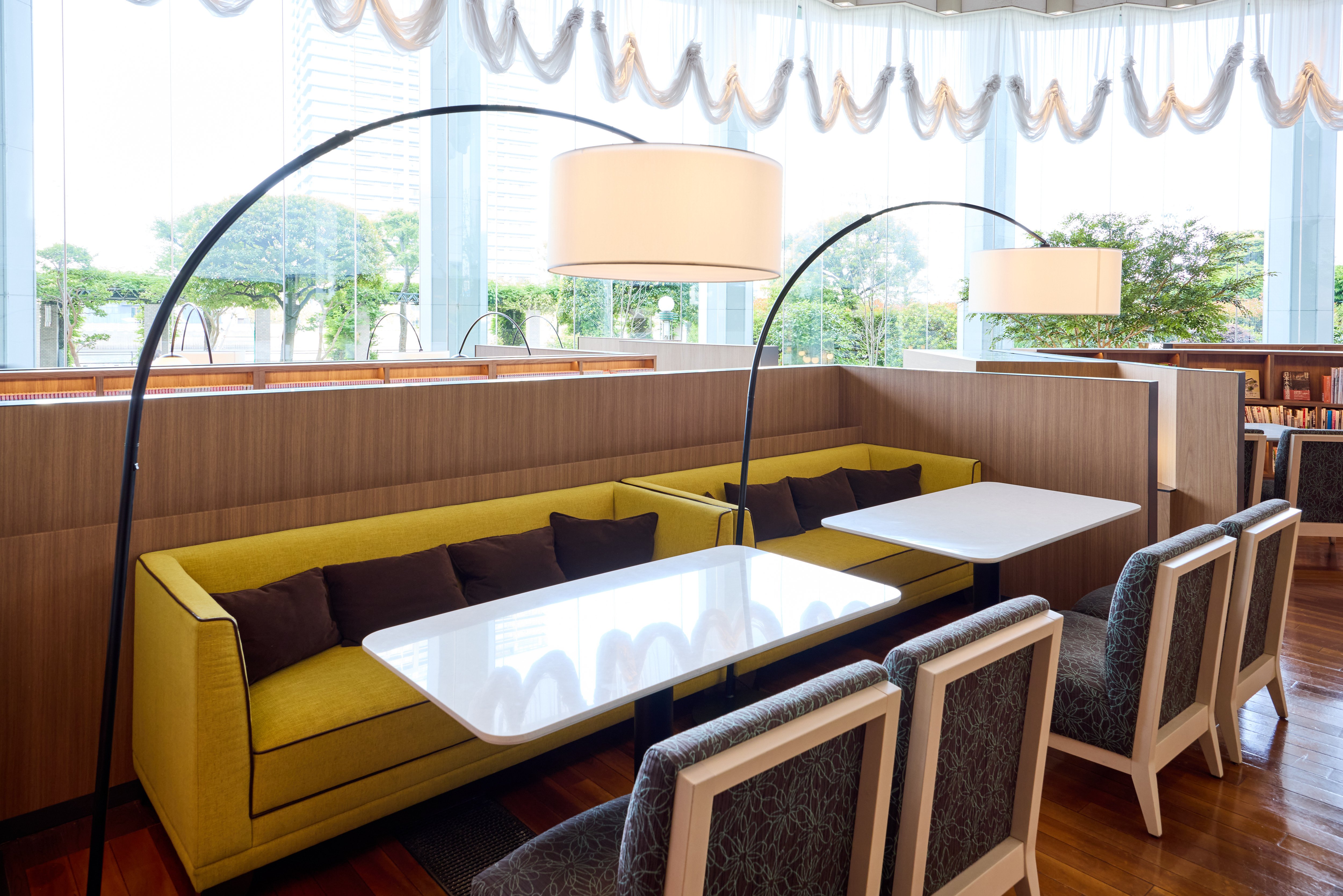 HOLIDAY INN TOKYO BAY-guestroom-Cozy sofa seating.jpg
