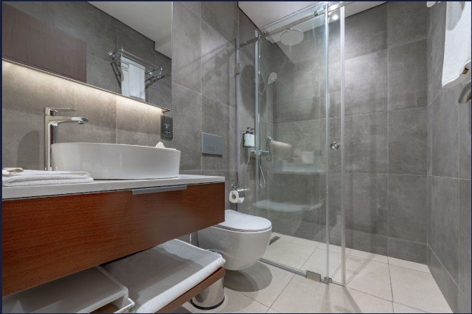 THE PELICAN HOTEL CANTONMENTS ACCRA-guestroom-Standard Double Bathroom.jpg