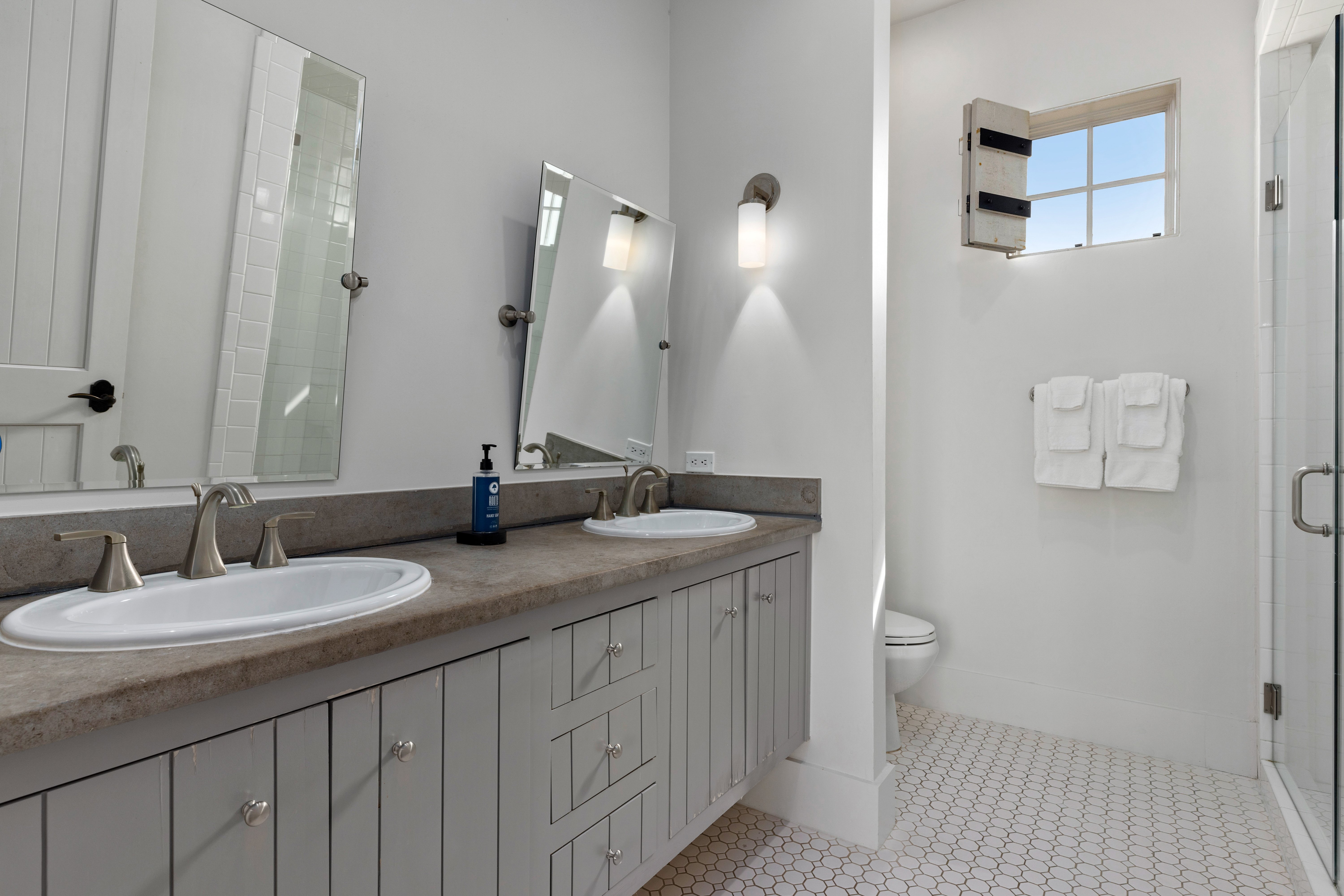 WORLDMARK HUNT - STABLEWOOD SPRINGS-guestroom-One Bedroom Pres - Bathroom - WorldMark Hunt Stablewood Springs Resort.jpg