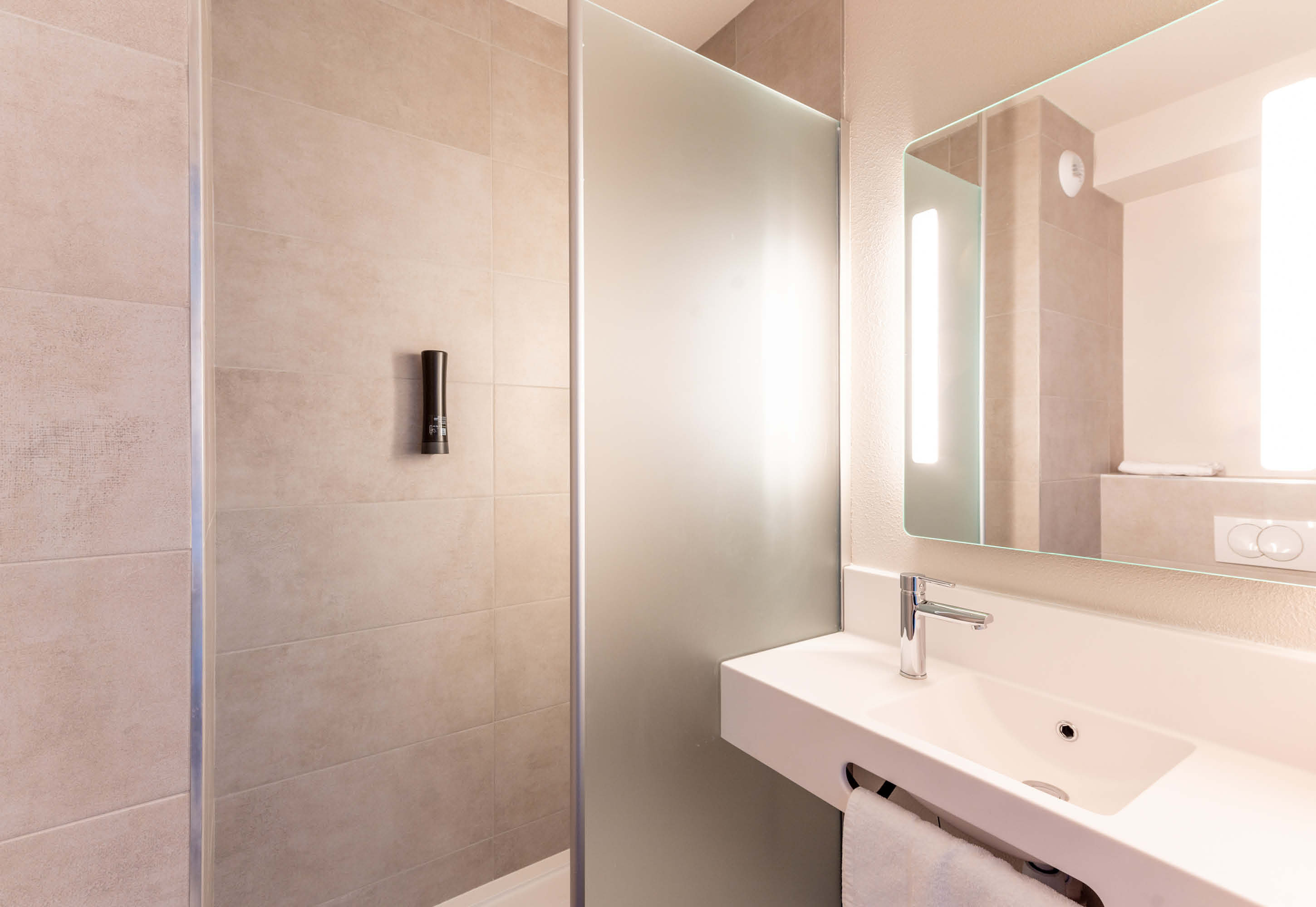 B&B HOTEL AIX-LES-BAINS-guestroom-Hotel Aix Les Bains Bathroom.jpg