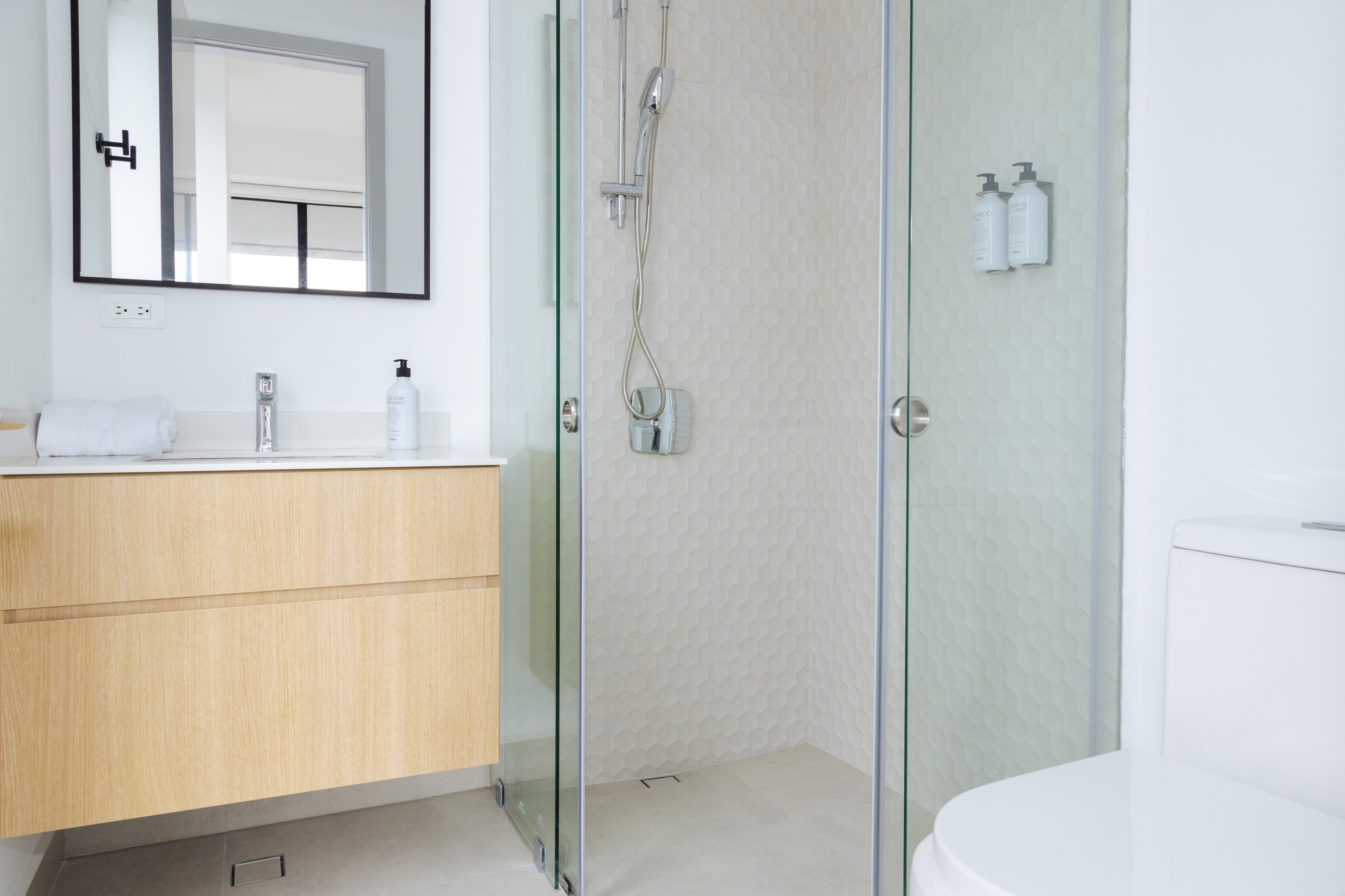Top Rentals Qorner Quito-guestroom-Bathroom.jpg