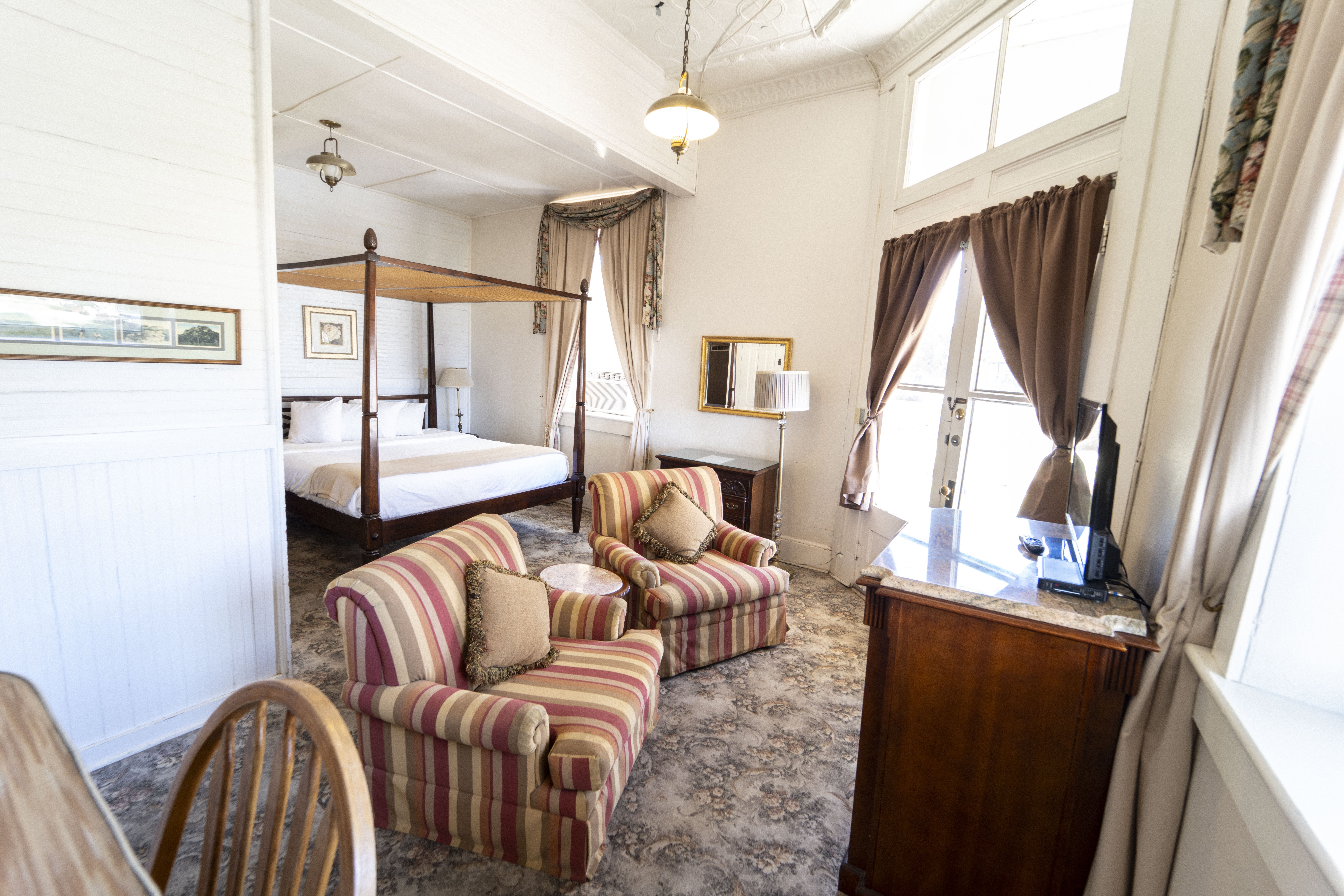 Hotel Limpia-guestroom-Limpia King Suite.jpg