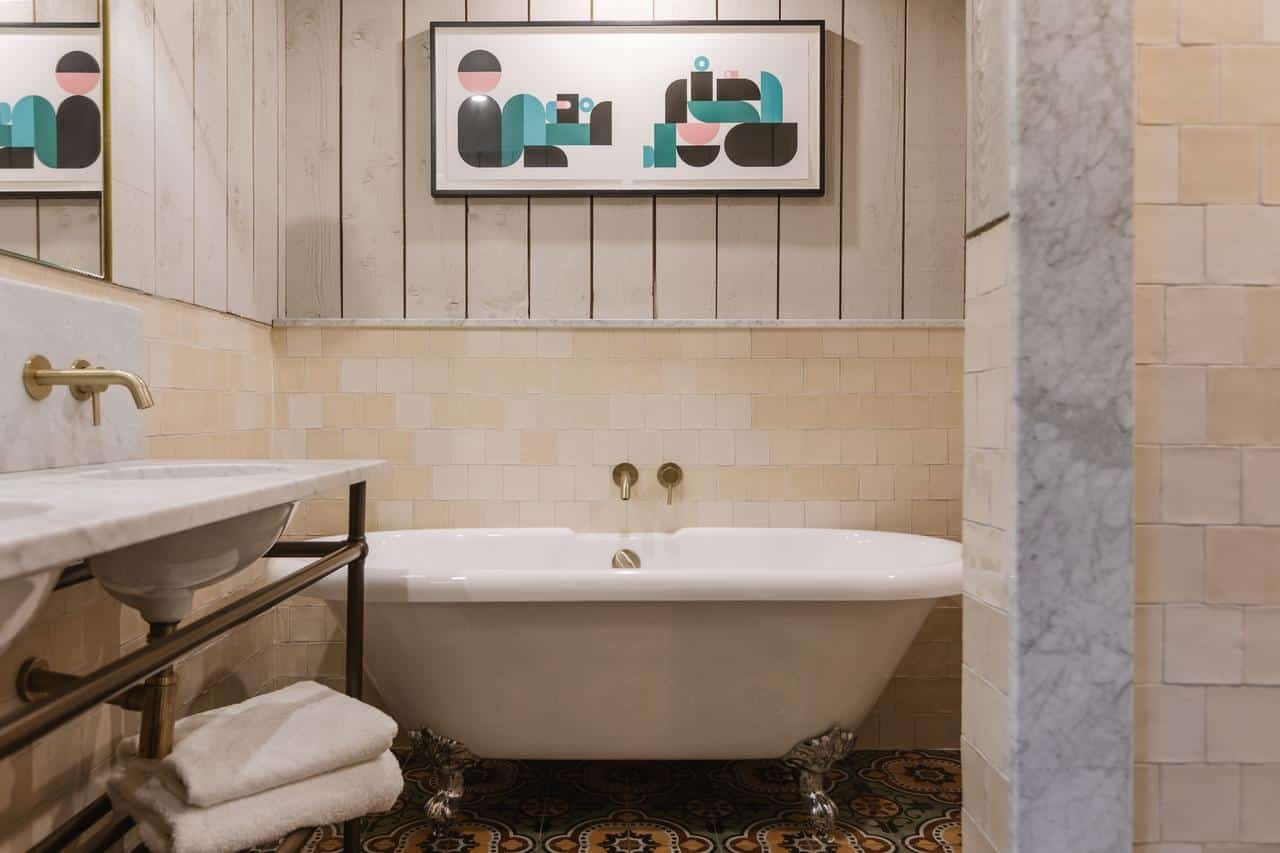 Glasson Lakehouse-guestroom-DEA GLASSON BATHROOM.jpg