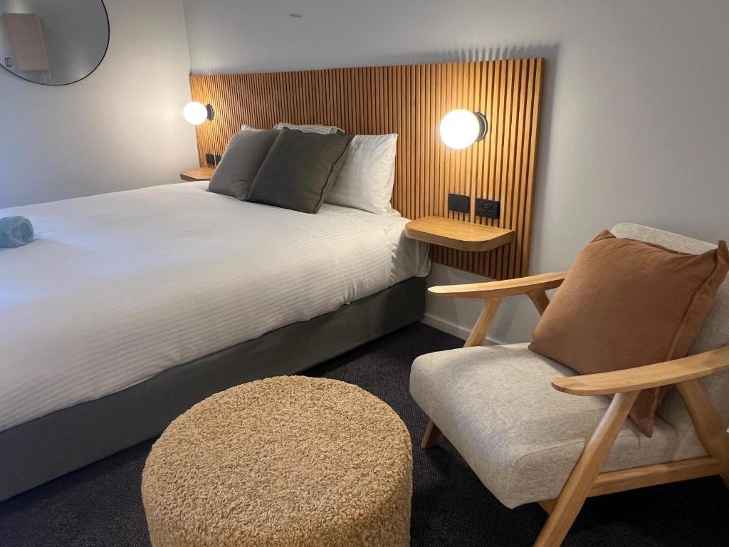 South Seas Motel-guestroom-King Suite ().jpg