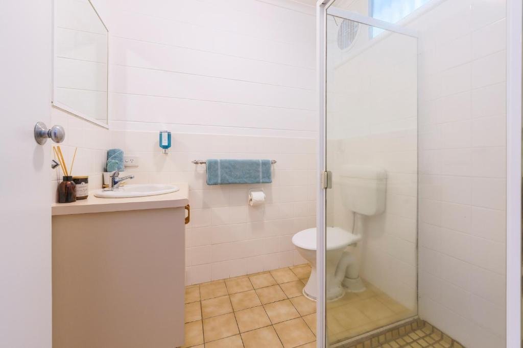 South Seas Motel-guestroom-Deluxe Family pool view bathroom.jpg
