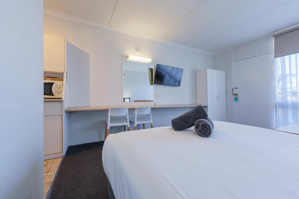 South Seas Motel-guestroom-Queen Bedroom with balcony.jpg