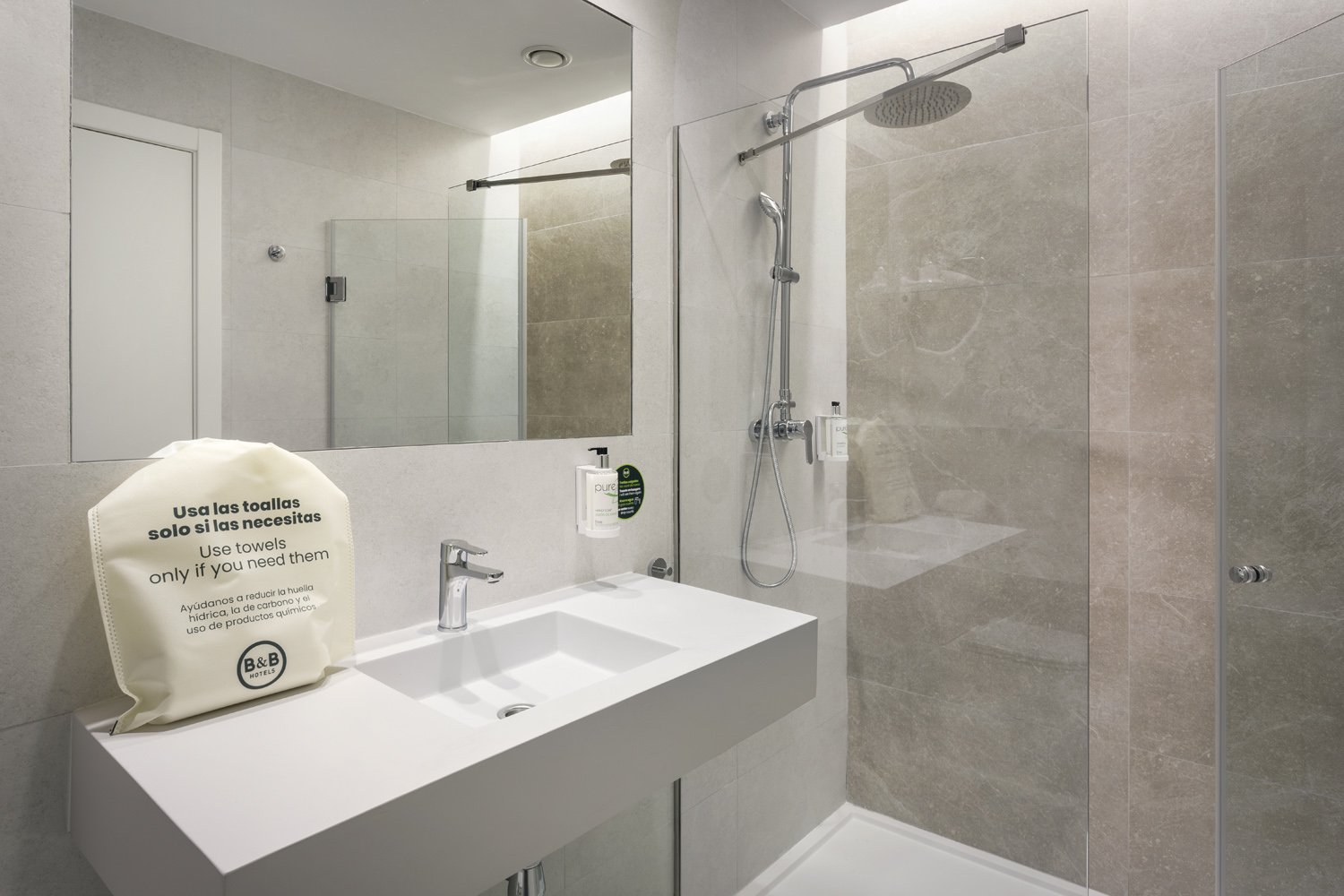 B&B HOTEL ECIJA-guestroom-bath.jpg