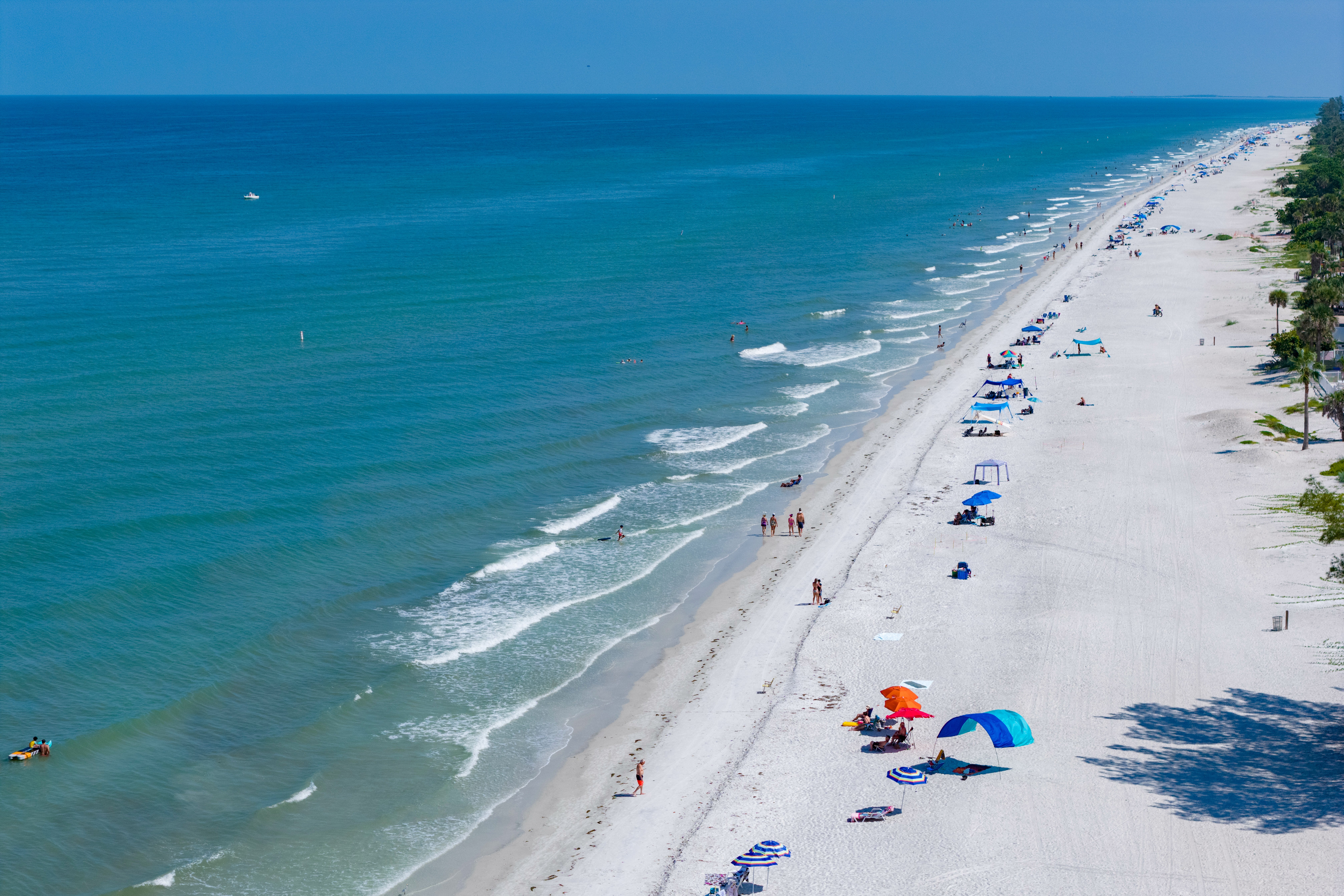 HOLIDAY INN HOTEL AND SUITES BY IHG-guestroom-Walking distance to Indian Rocks Beach.jpg