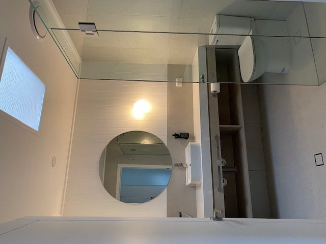BROOKLANDS OF MORNINGTON-guestroom-Superior Room Bathroom.jpg
