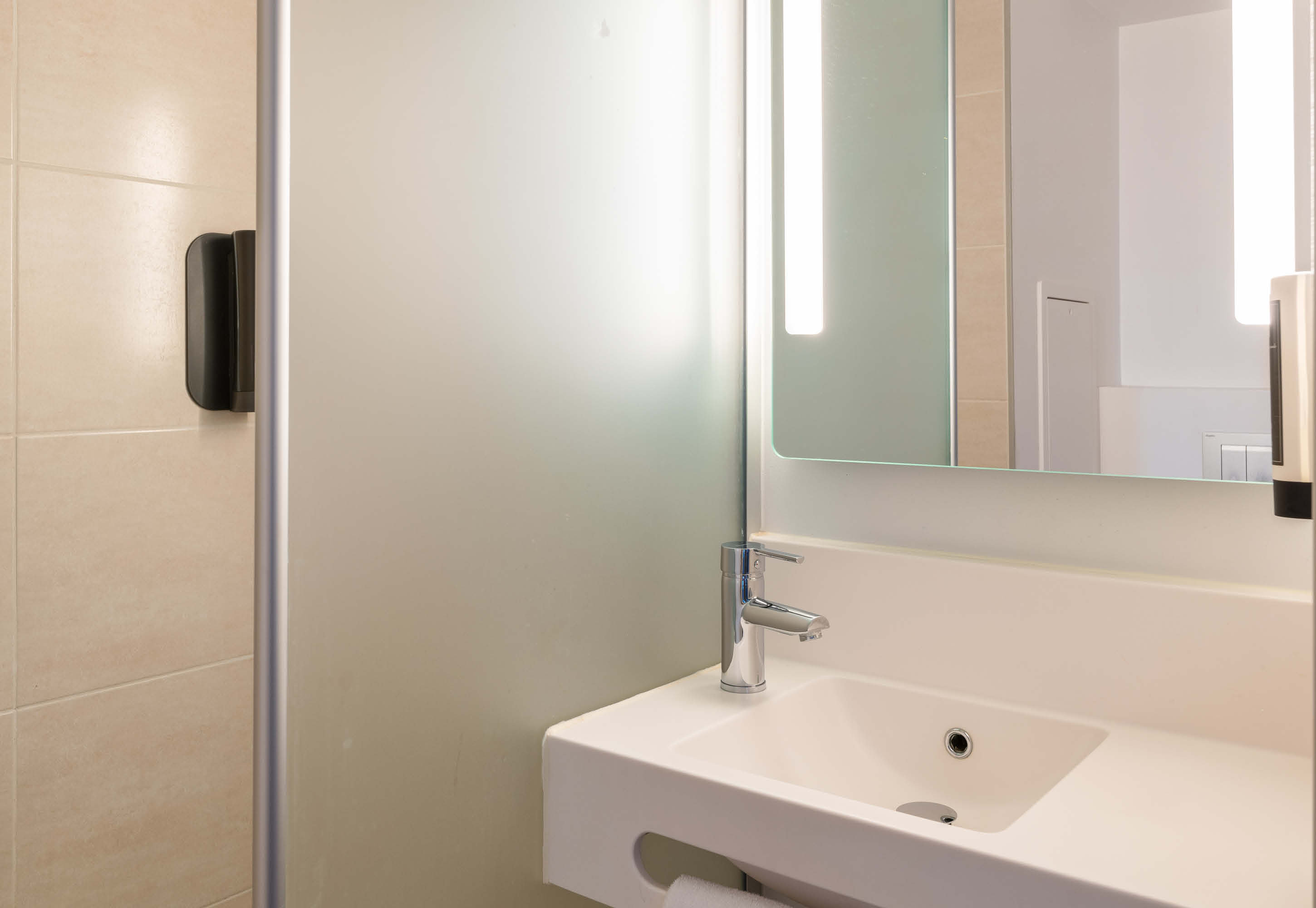 B&B HOTEL LYON EUREXPO CHASSIEU-guestroom-Hotel Lyon Eurexpo Chassieu Bathroom.jpg