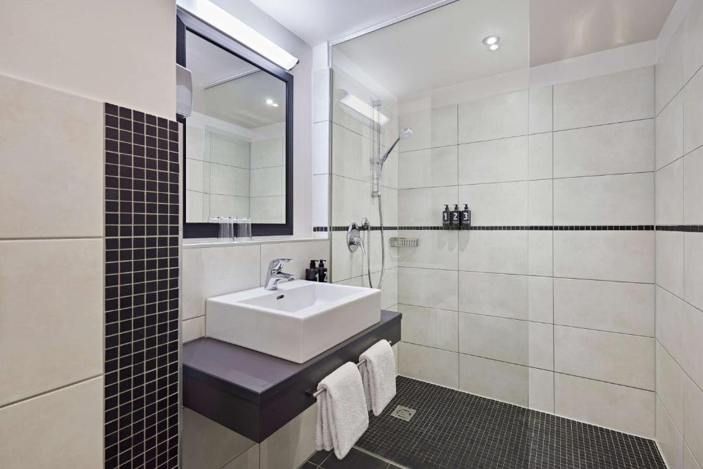 LINDNER HOTEL NURBURGRING MOTORSPOR-guestroom-NBRMOT Bathroom general.jpg