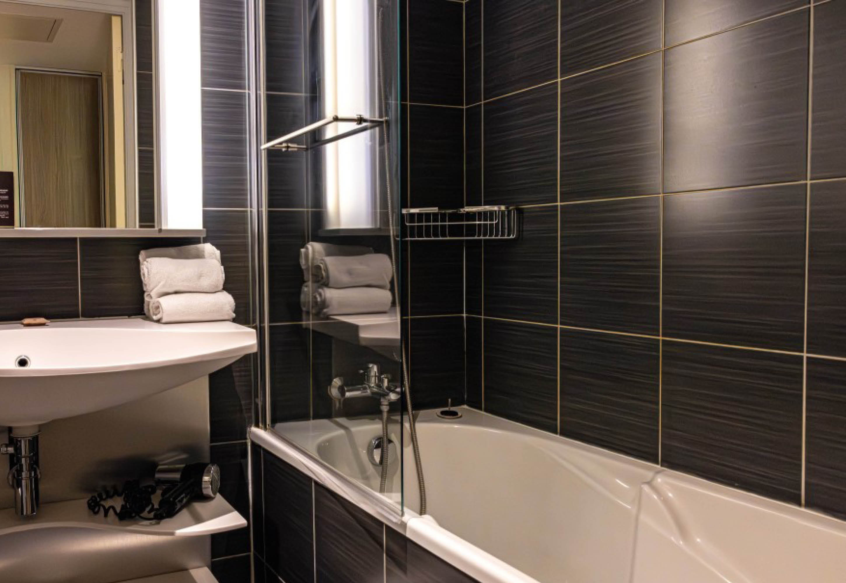 B&B HOME CAEN CENTRE GARE-guestroom-Bath.jpg
