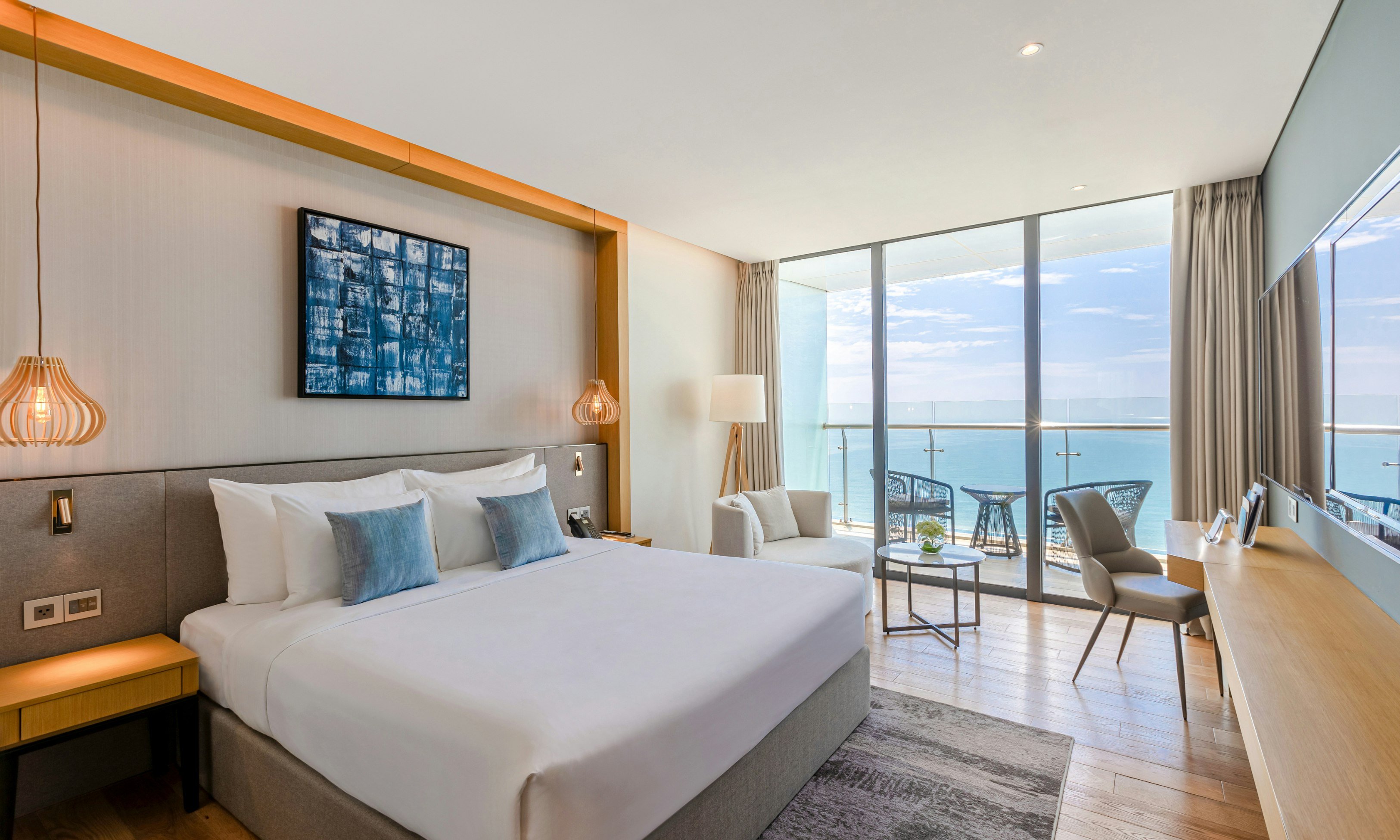 Prince Hotel Da Nang-guestroom-Deluxe King Ocean.jpg