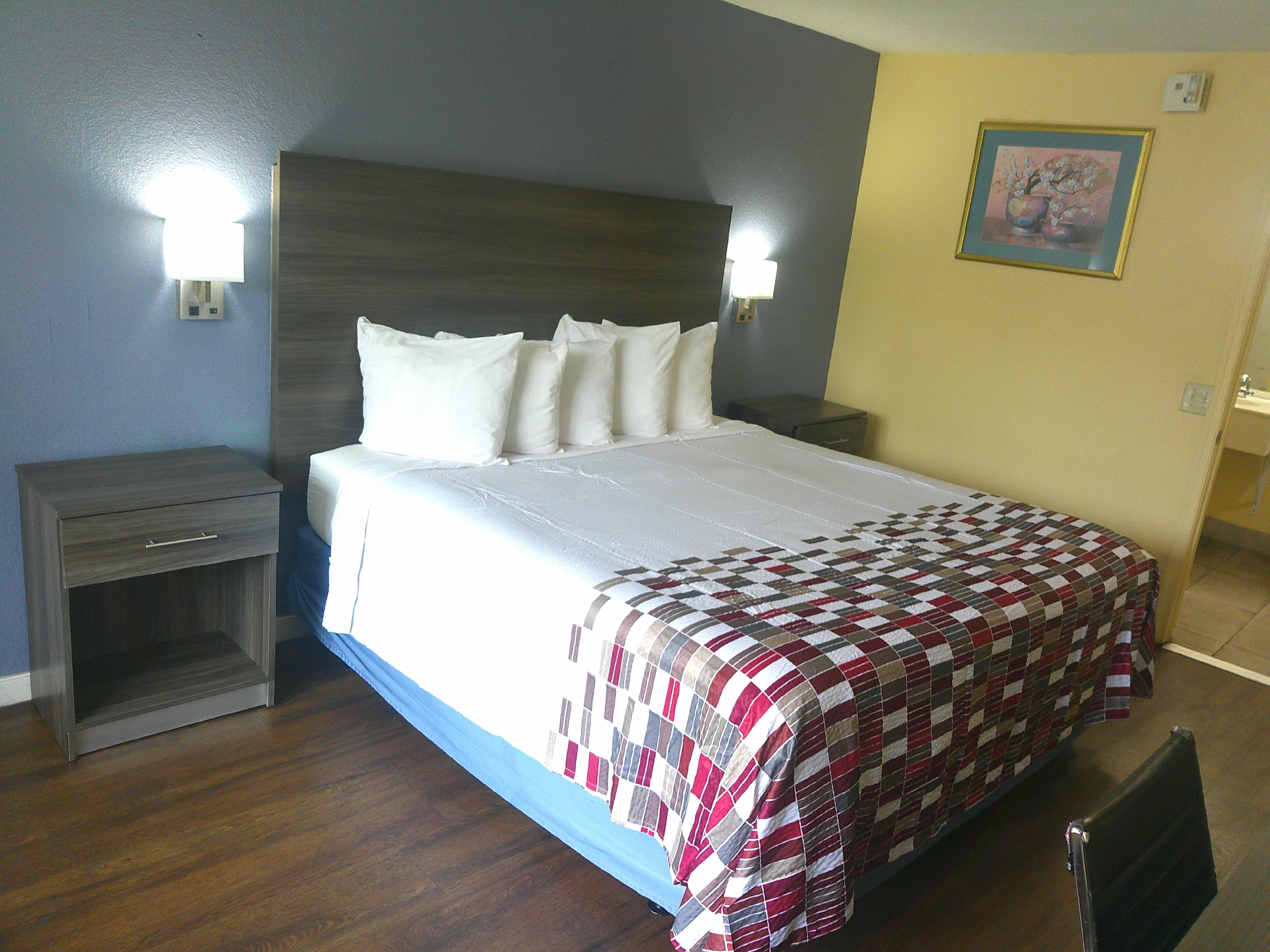 RED ROOF INN HAMPTON COLISEUM-guestroom-RRI NS ADA Superior King Roll In Shower TEMP Approved NAPKR.jpg