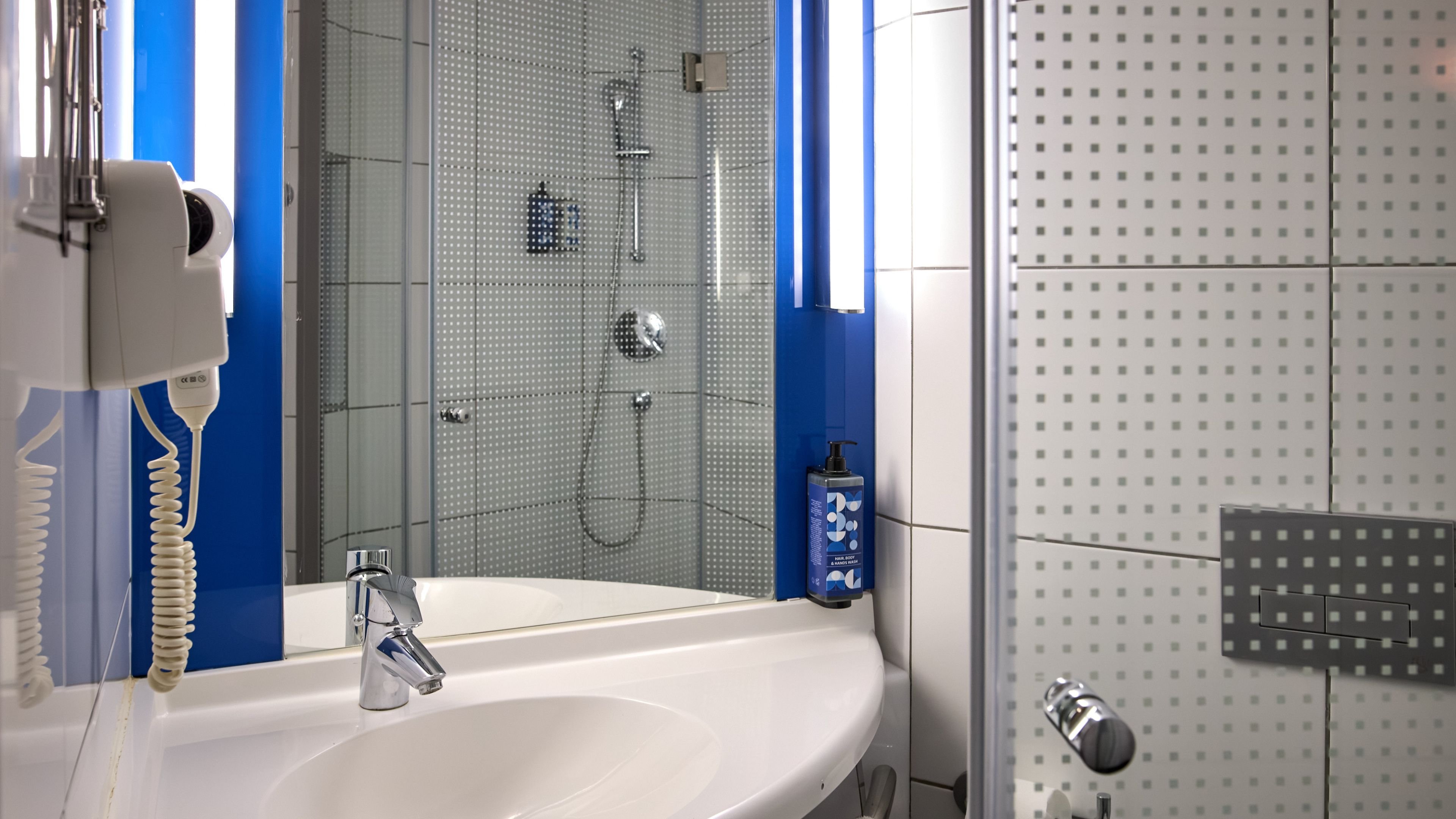 HOTEL SKOPJE CITY CENTRE BY IHG-guestroom-Guest Bathroom.jpg