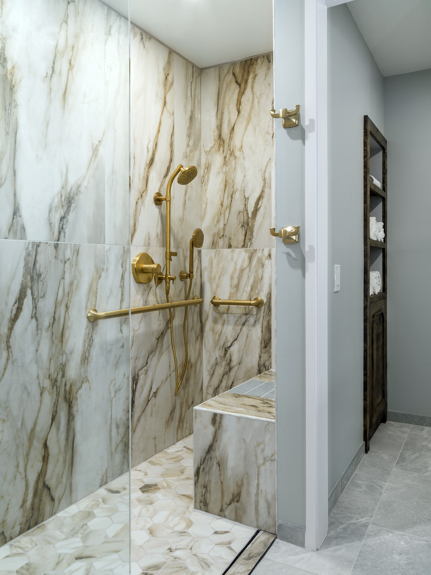 VINTNERS RESORT-guestroom-ADA Shower.jpg