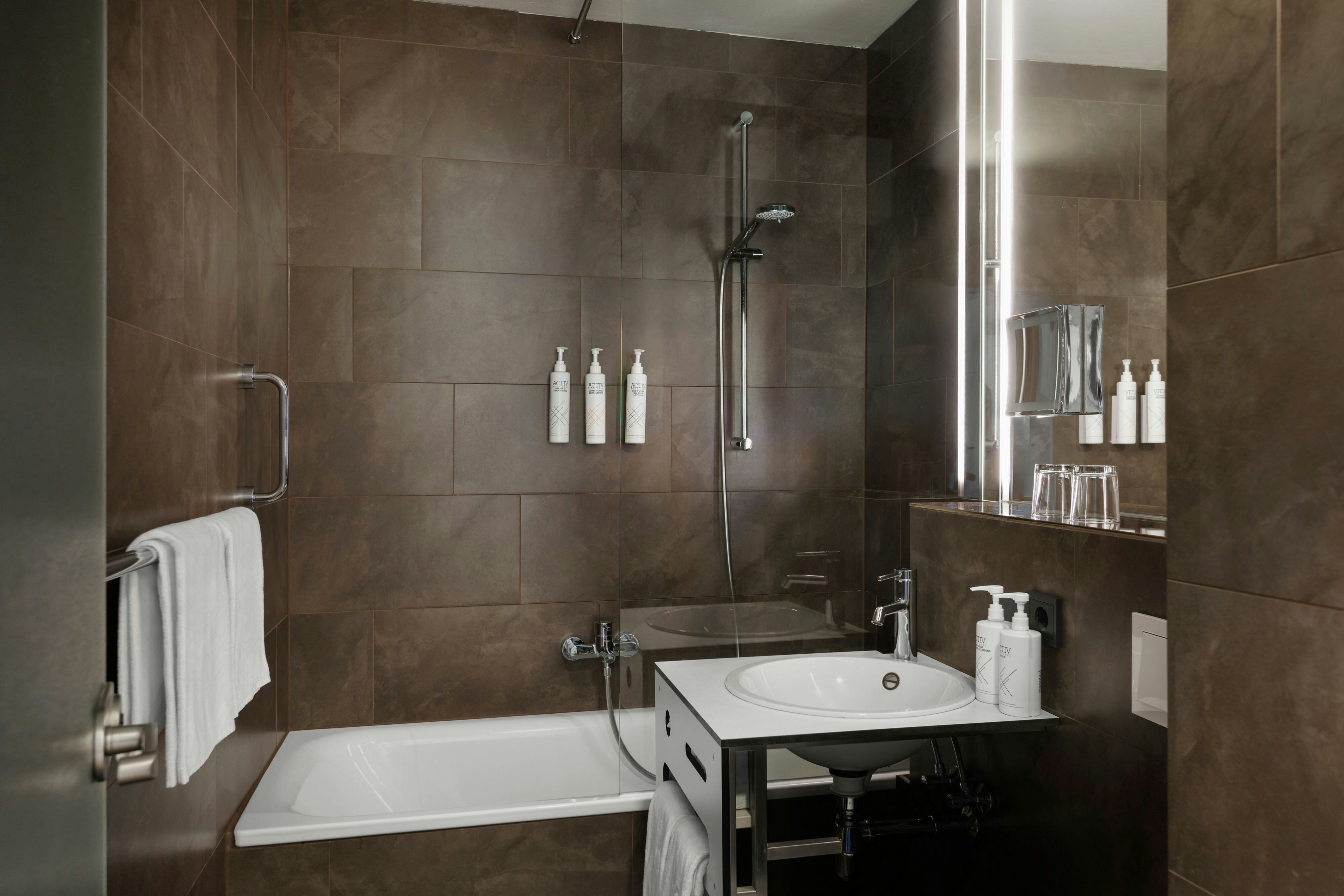 Four Points Flex by Sheraton Vienna Hauptbahnhof-guestroom-Standard Twin Double Room Bathroom.jpg