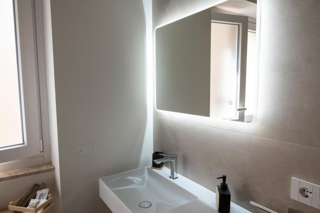 LN 5 GATE - CATANIA-guestroom-BATH.jpg