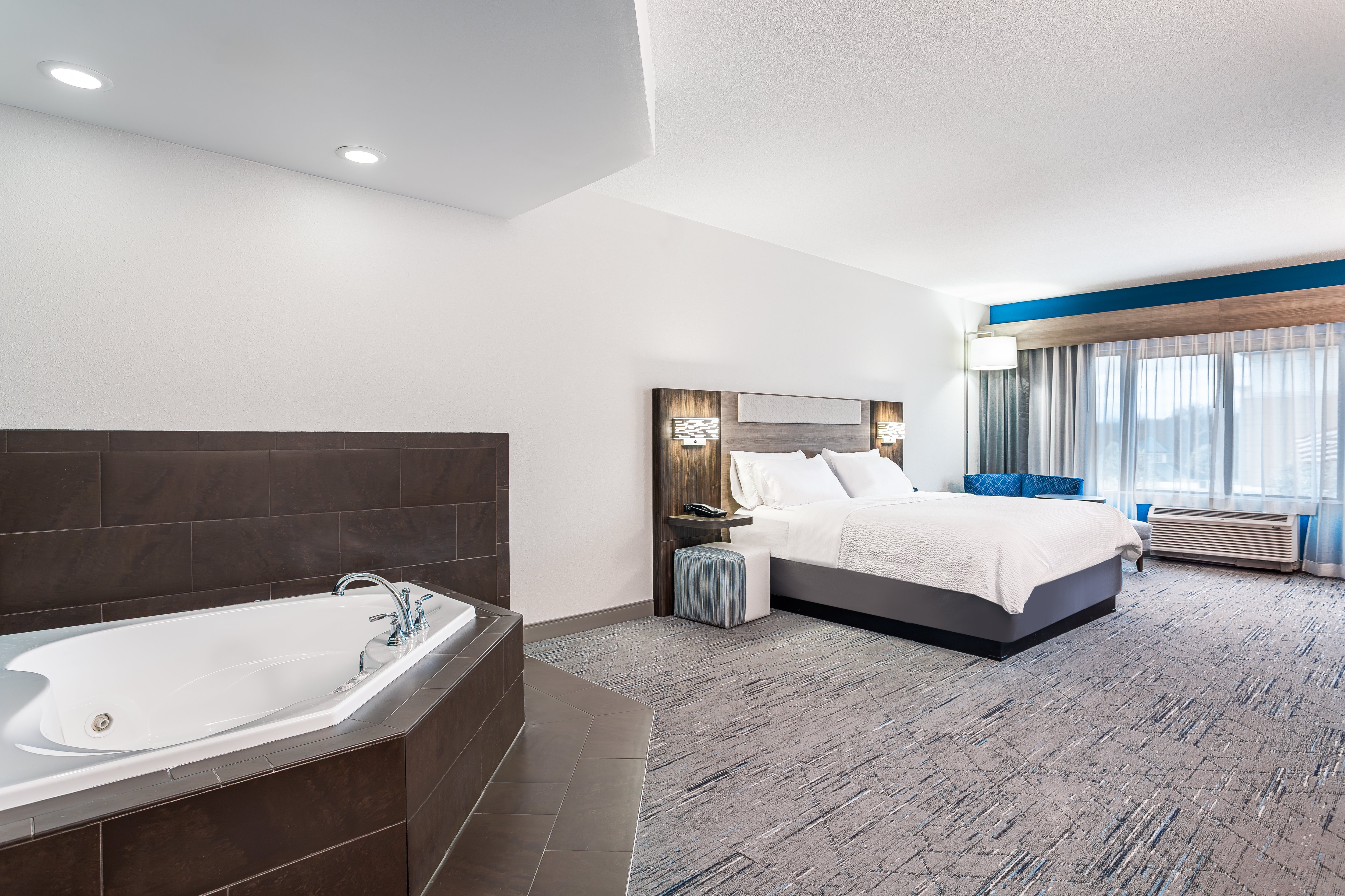 HOLIDAY INN EXP STES EDINBURGH BY I-guestroom-Honeymoon Suite accommodates 2 guests.jpg