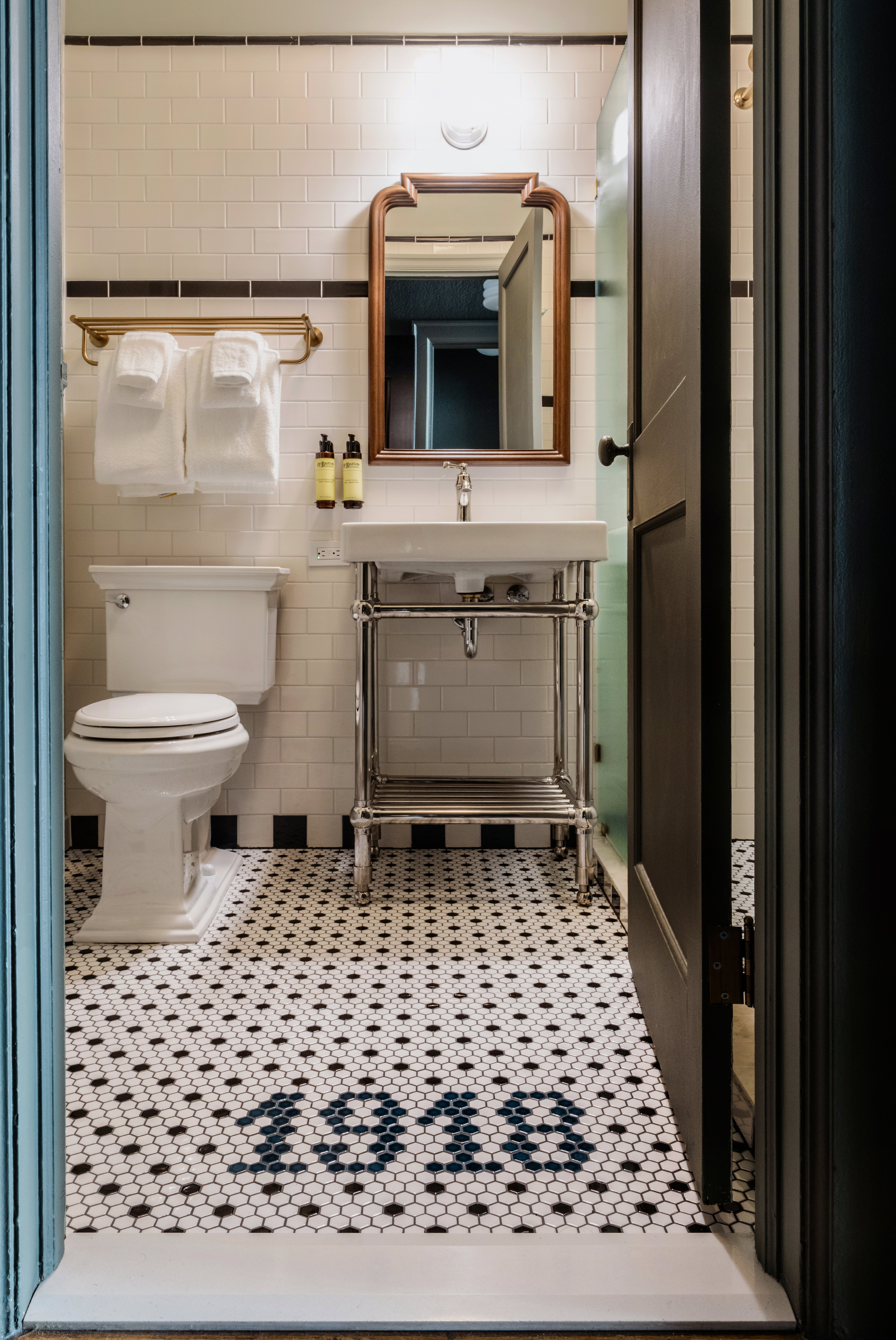MarQueen Hotel-guestroom-Standard Bathroom.jpg