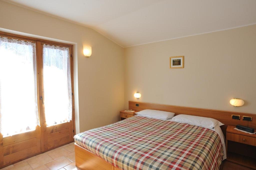 HOTEL GINEPRO - VALDISOTTO-guestroom-GUEST ROOM.jpg