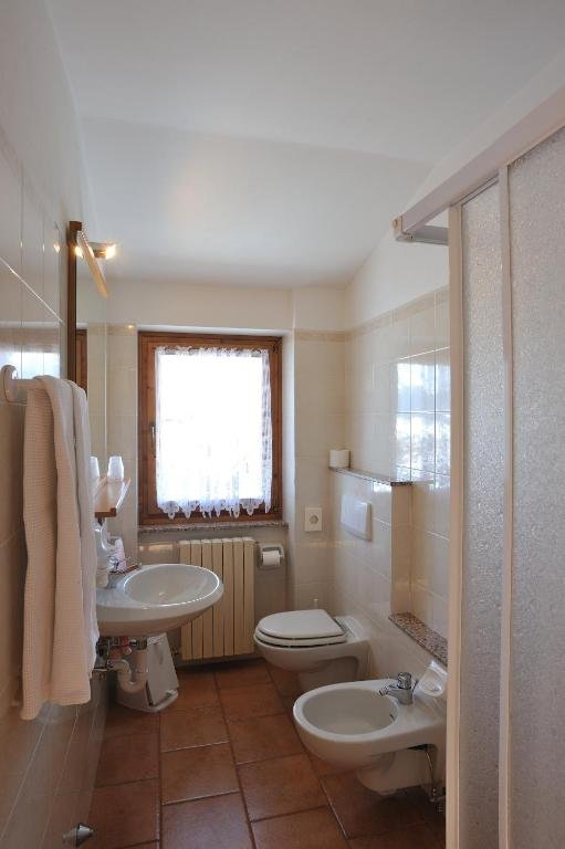 HOTEL GINEPRO - VALDISOTTO-guestroom-BATH.jpg