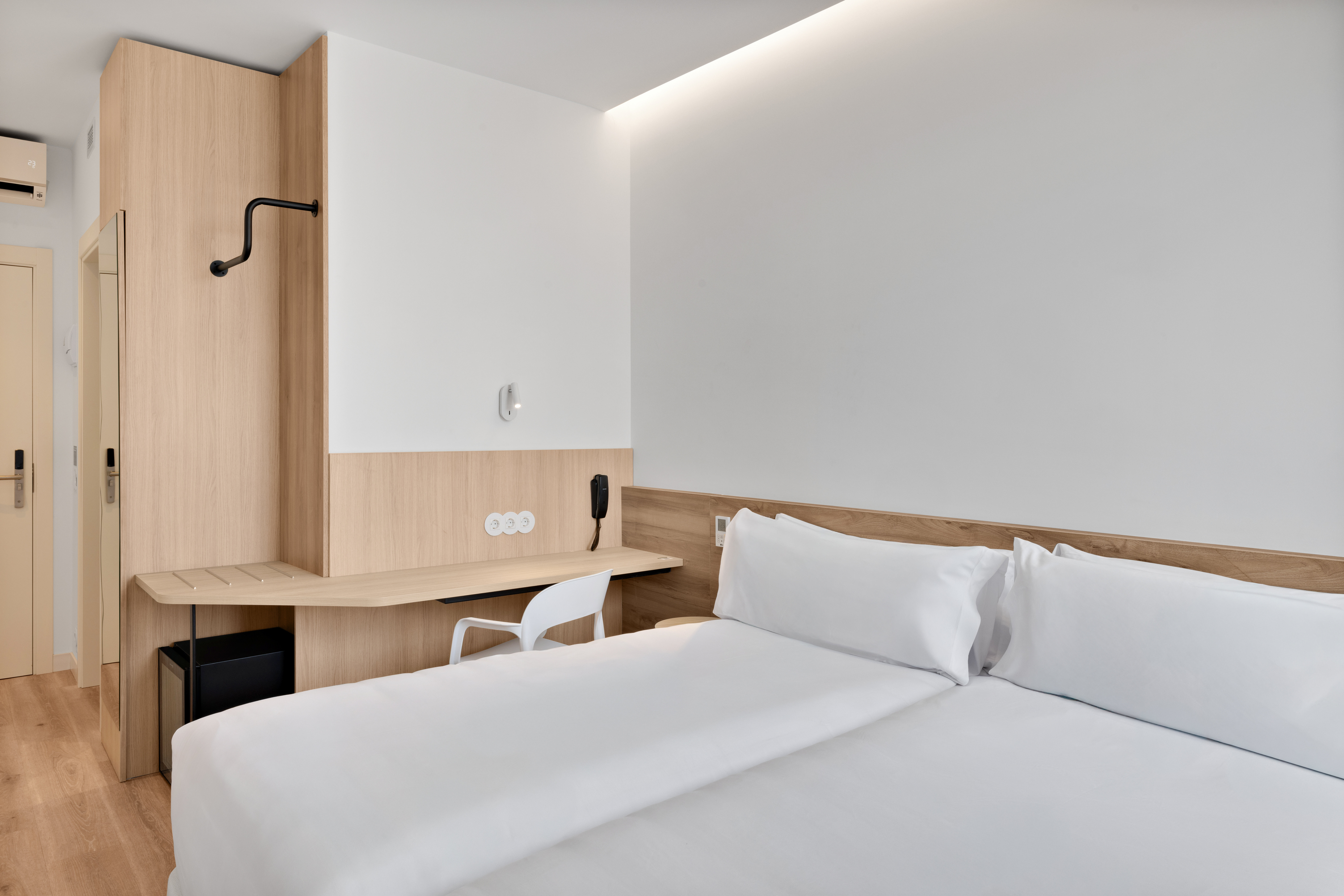 B&B HOTEL ALICANTE AEROPUERTO-guestroom-GUEST ROOM.jpg