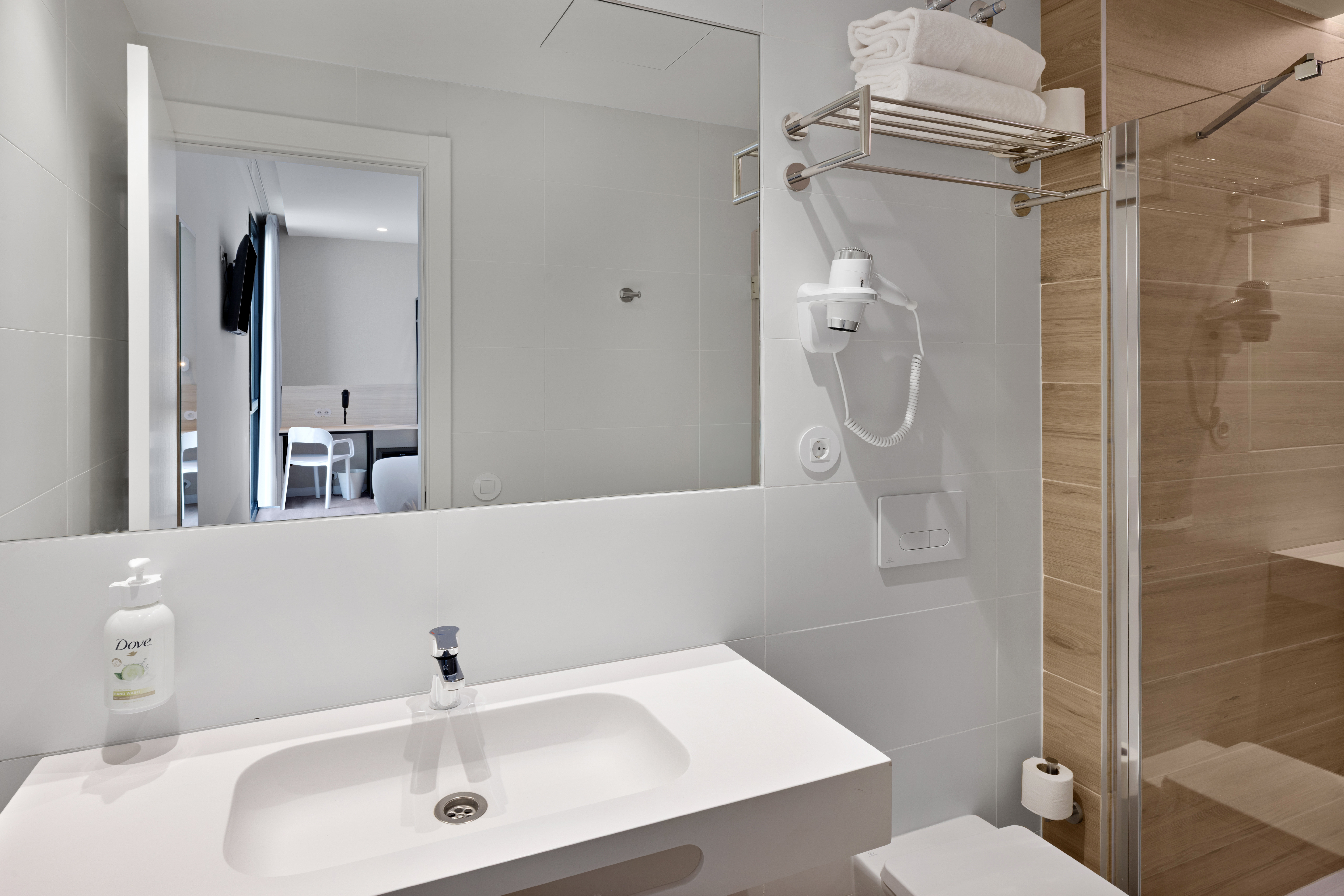 B&B HOTEL ALICANTE AEROPUERTO-guestroom-BATH.jpg