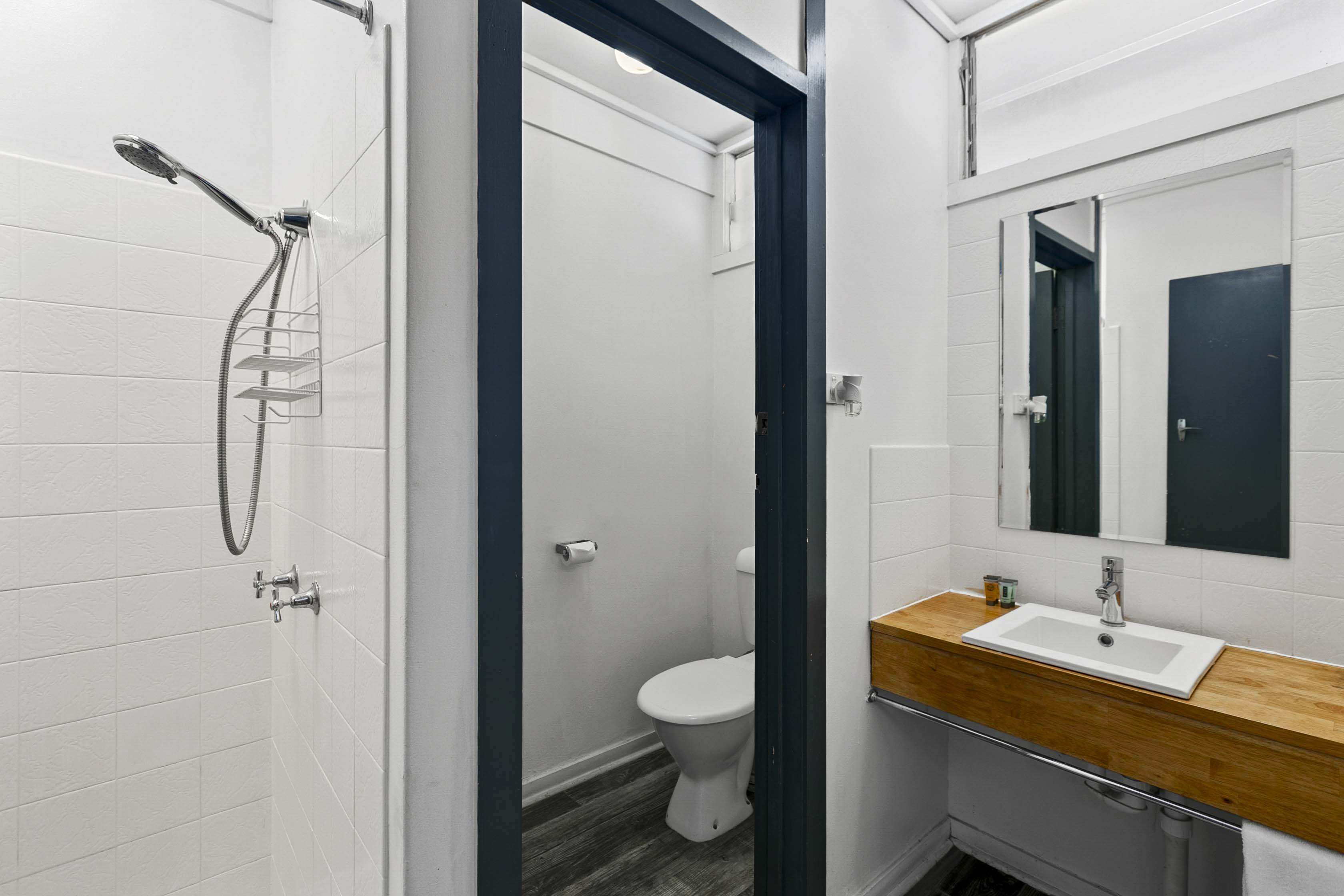 Maryborough City Motel-guestroom-Bathroom.jpg