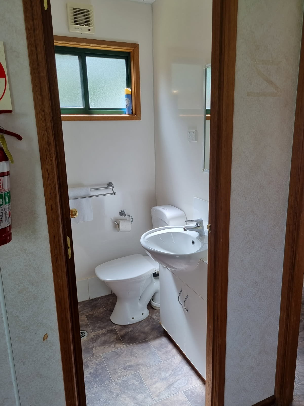 LAKES AND CRATERS HOLIDAY PARK-guestroom-Bathroom.jpg