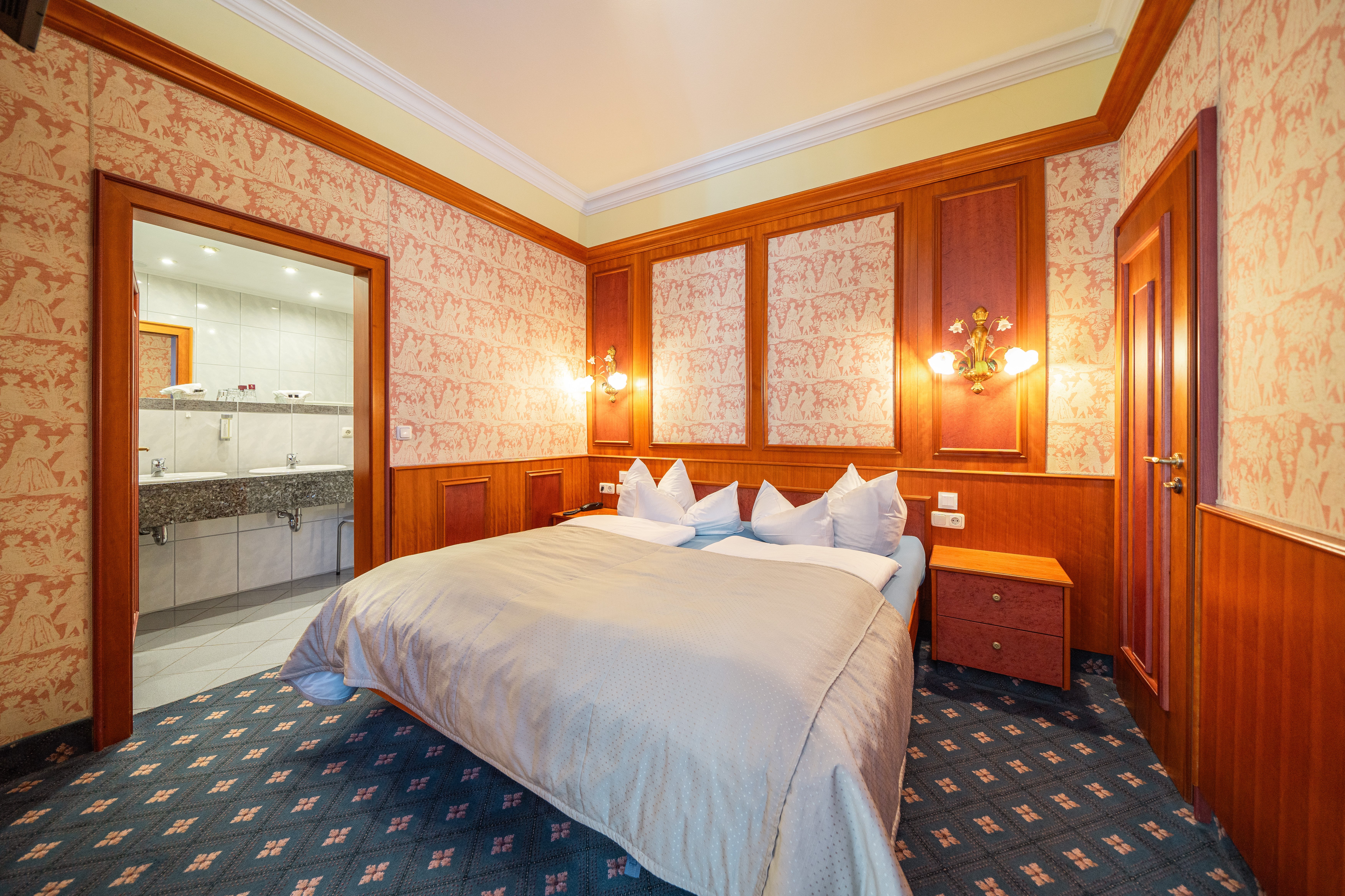 HOTEL FUERSTENHOF BAD BERTRICH-guestroom-Junior Suite - Hotel Fürstenhof Bad Bertrich.jpg