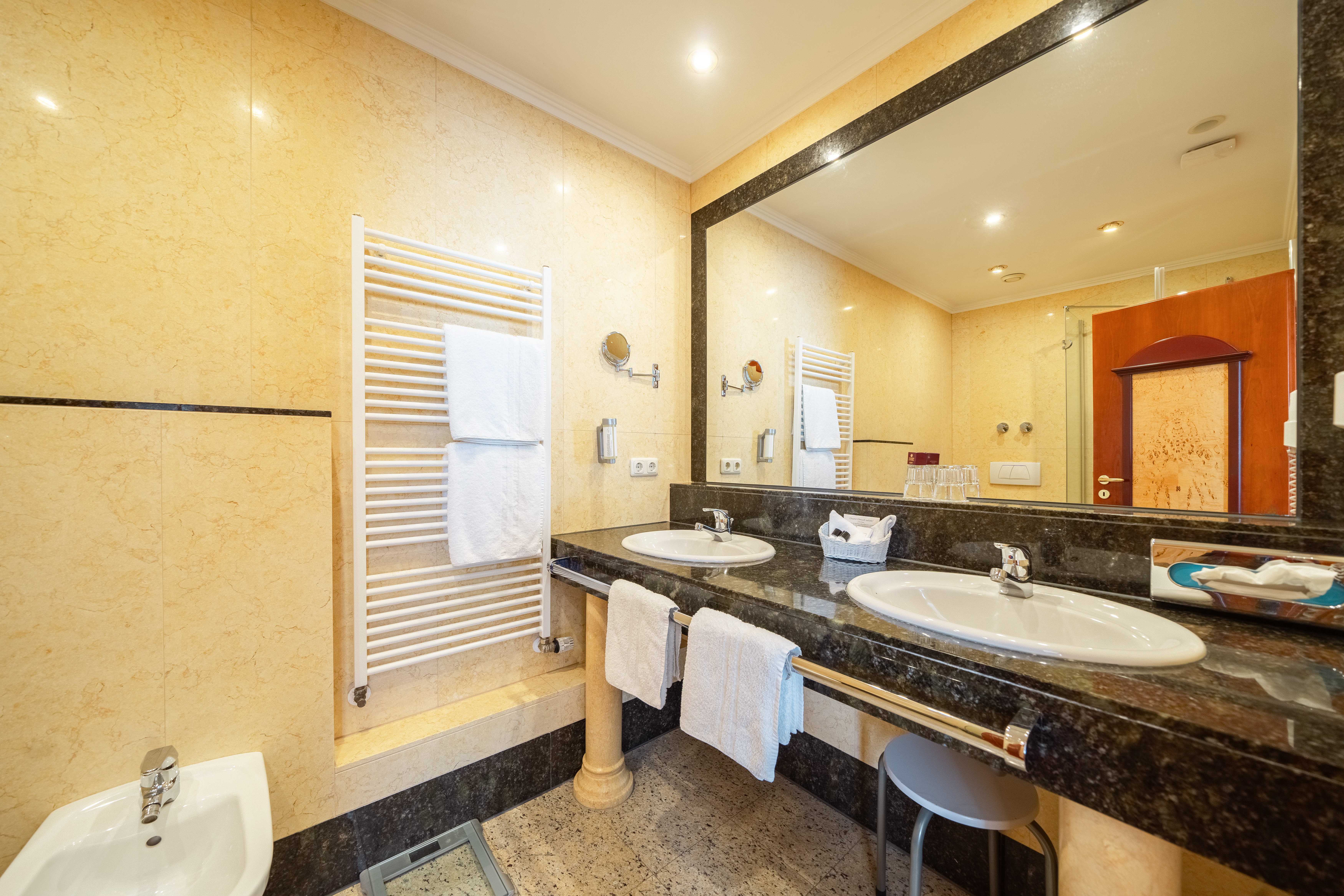 HOTEL FUERSTENHOF BAD BERTRICH-guestroom-Bathroom - Hotel Fürstenhof Bad Bertrich.jpg