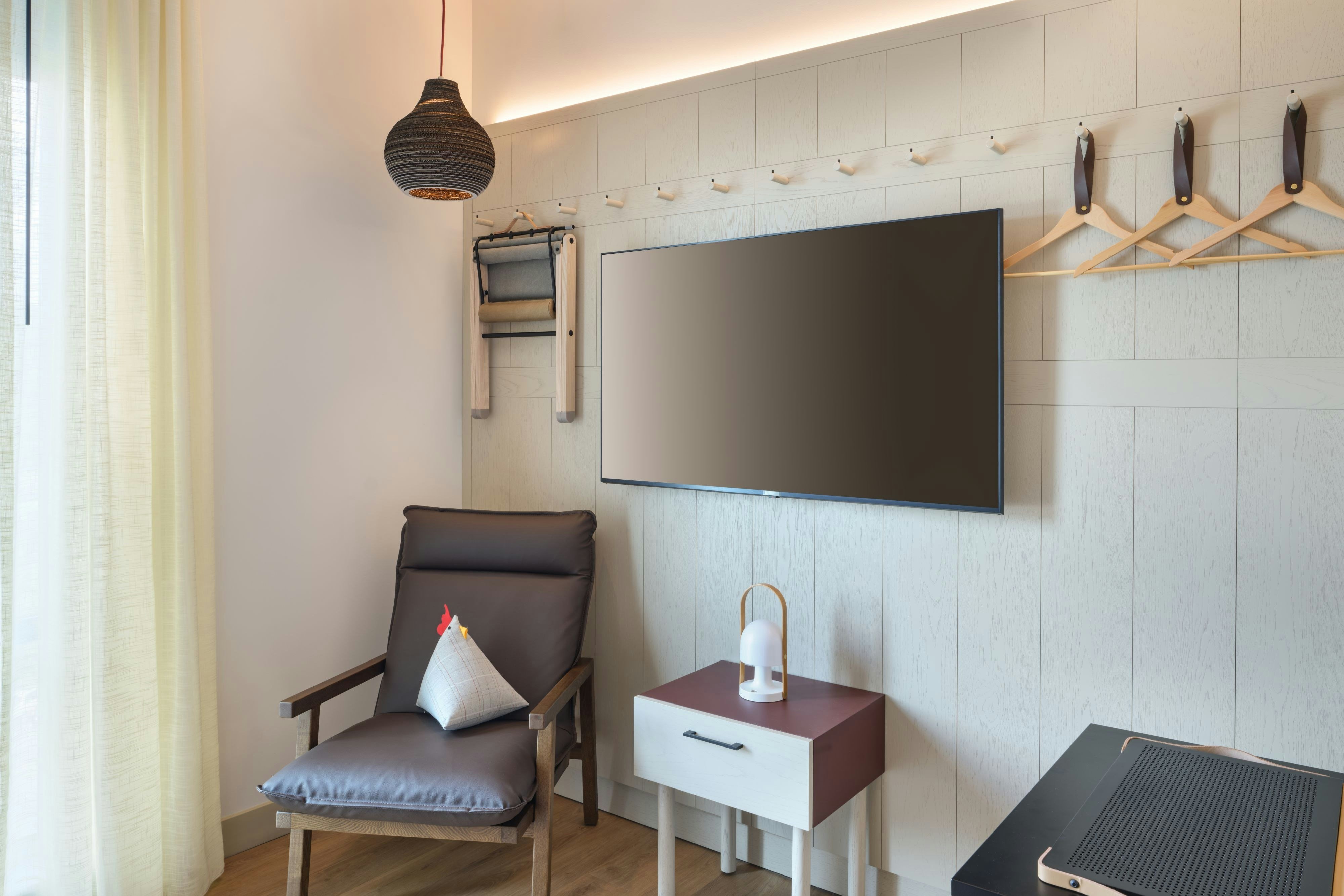 Moxy Fayetteville-guestroom-Seating Area.jpg
