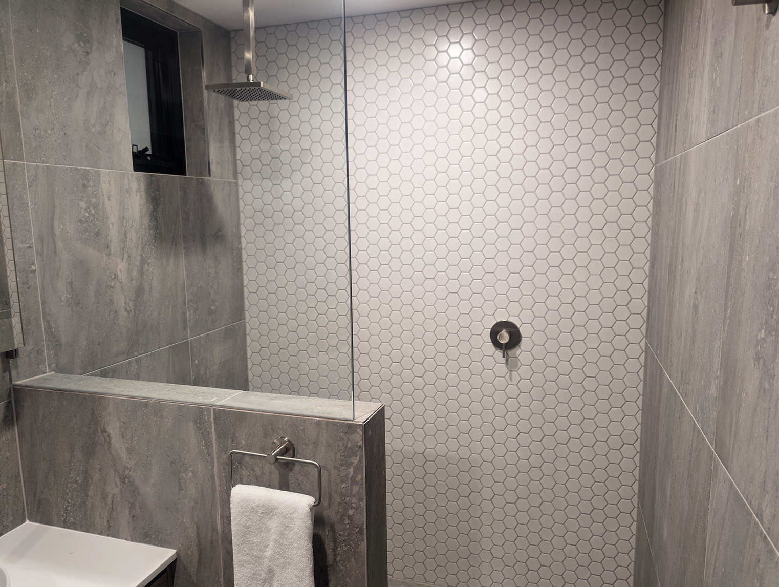 Munibung Apartments-guestroom-1BRG Shower Close.jpg