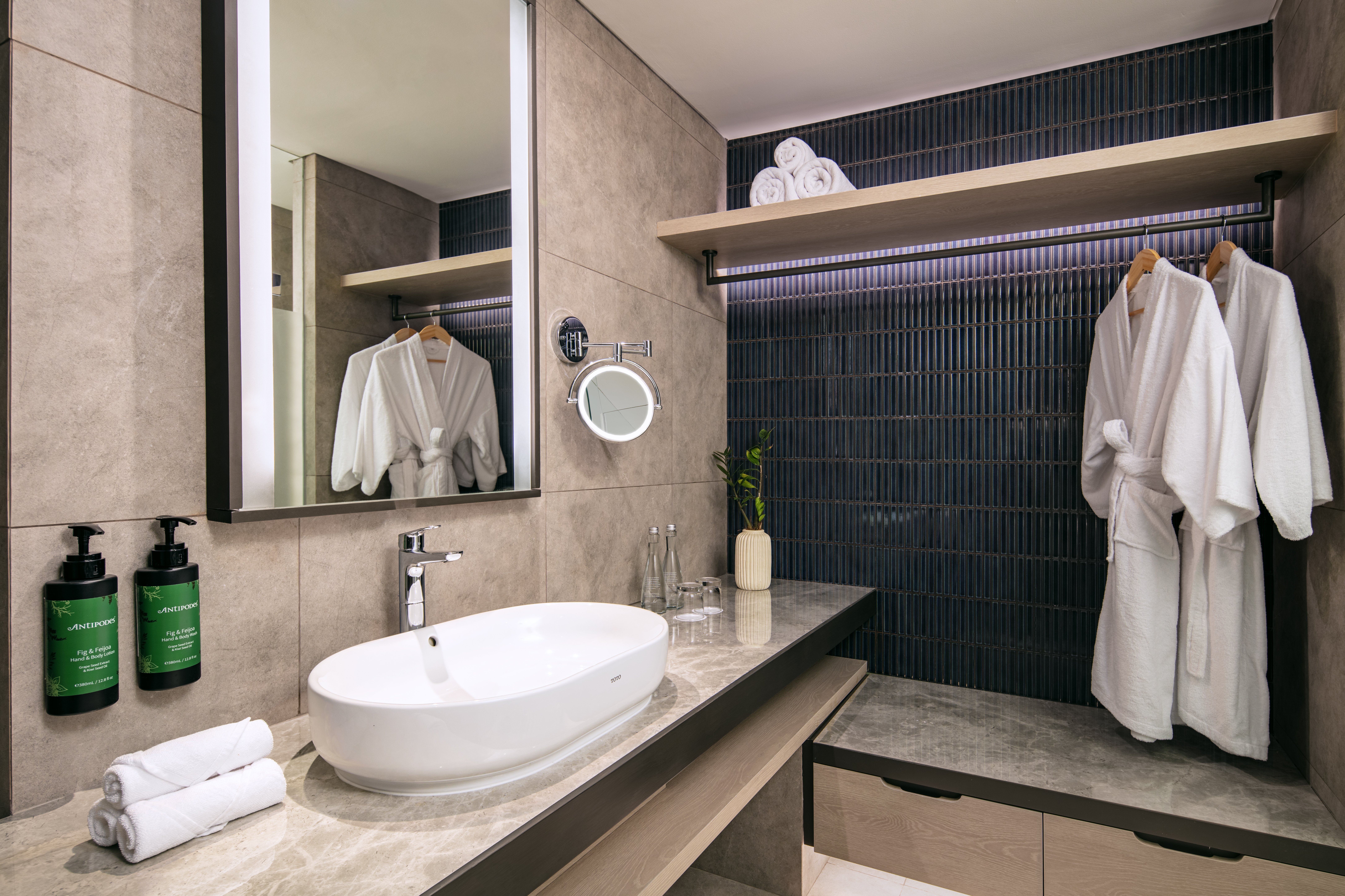CROWNE PLAZA LABUAN BAJO BY IHG-guestroom-Standard Bathroom.jpg