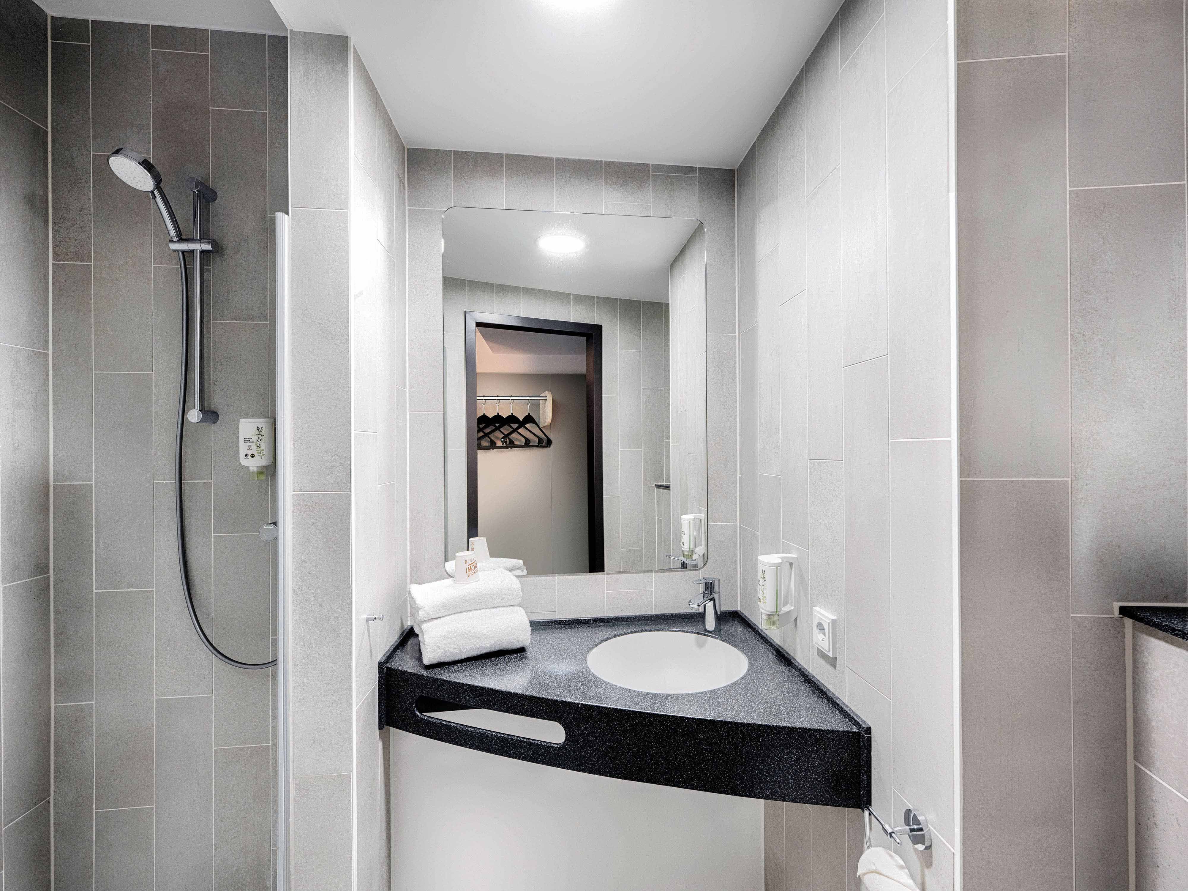 B&B HOTEL LINZ CITY-OST-guestroom-Bb Hotel Generic Bathroom.jpg