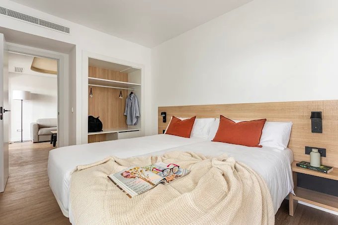 B48 Valencia Feria-guestroom-Bedroom.jpg