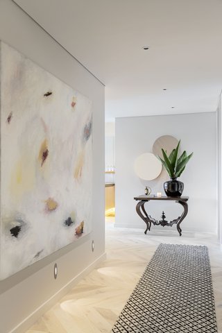 Hushed, light filled gallery style entrance pointresidenceconz