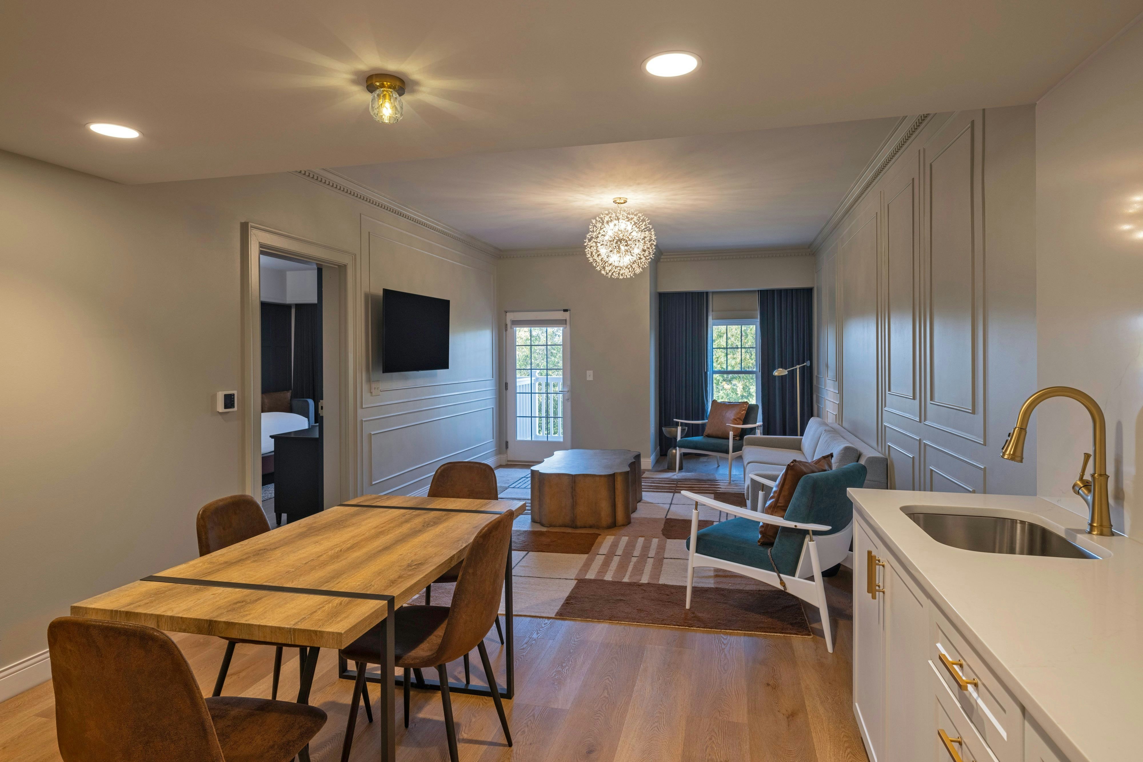 The Publisher Downtown Fredericksburg a Tribute Portfolio Hotel-guestroom-Scholars Suite.jpg
