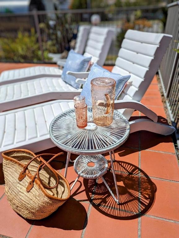 ISLAND PALMS MOTOR INN-guestroom-Sitting area ().jpg