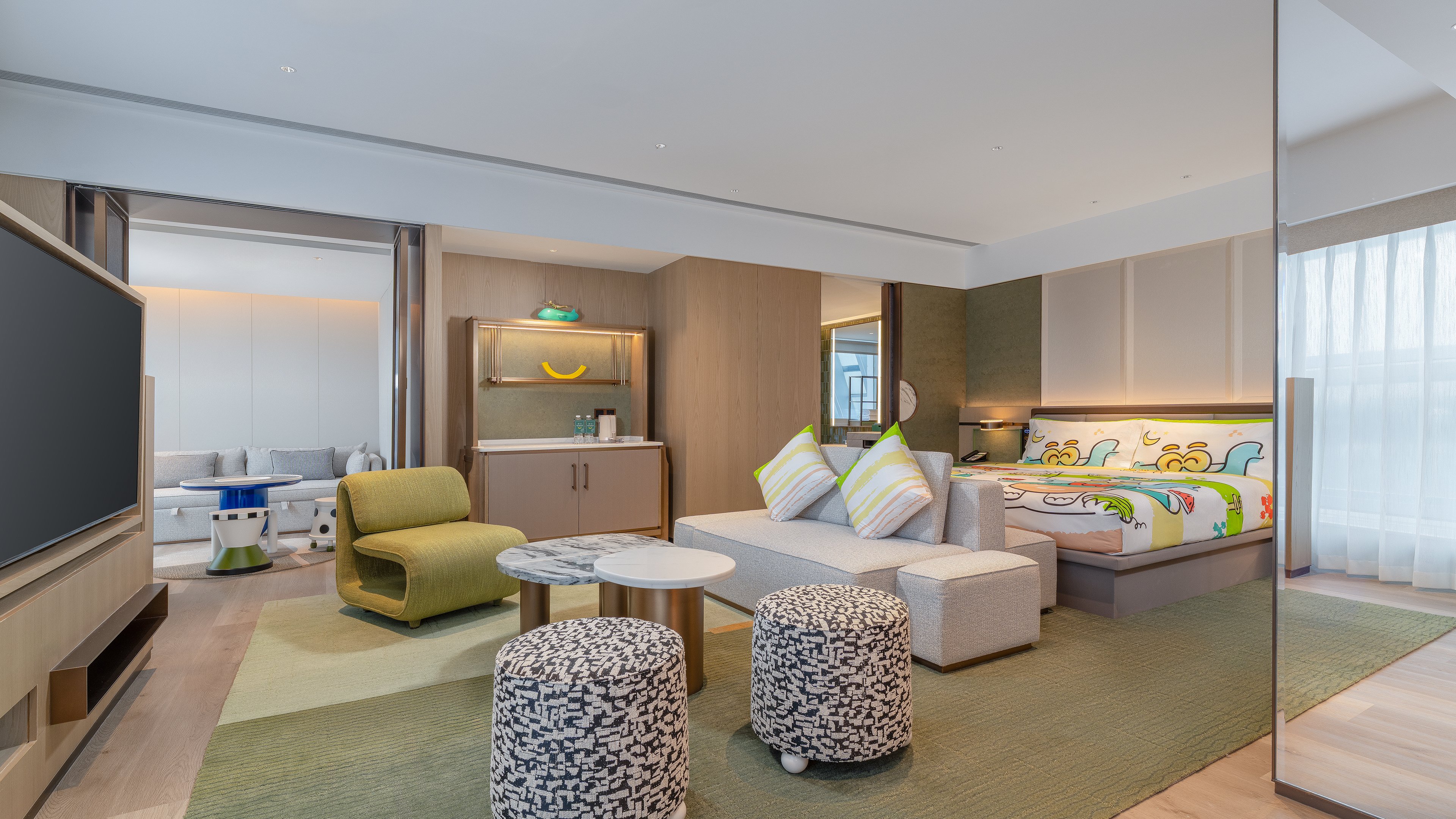 HOLIDAY INN WENZHOU AIRPORT BY IHG-guestroom-1 King 1 Single Suite Kids Theme.jpg