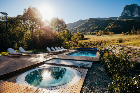 Pool & jacuzzi