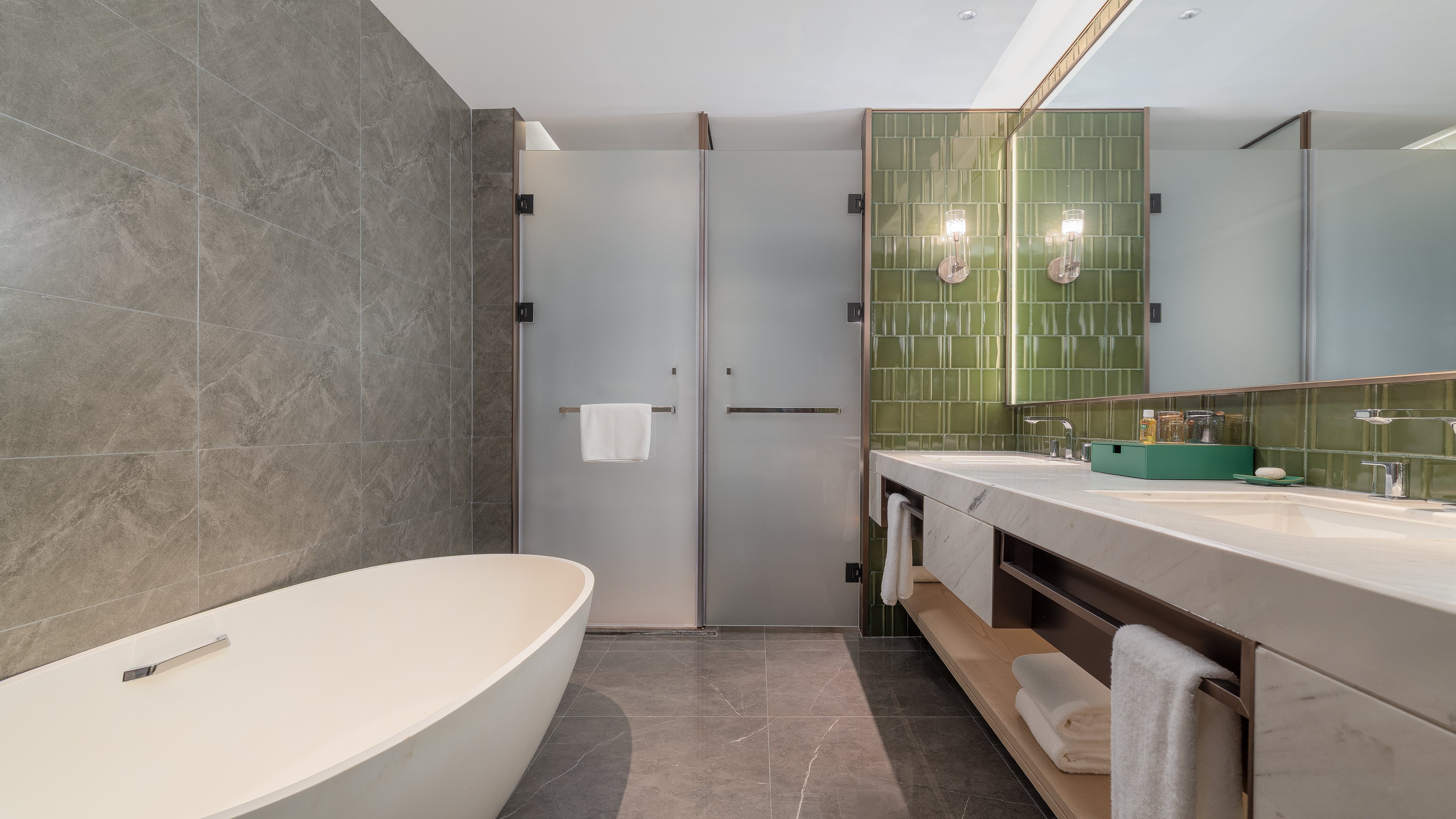 HOLIDAY INN WENZHOU AIRPORT BY IHG-guestroom-One Bedroom Suite Bathtub.jpg