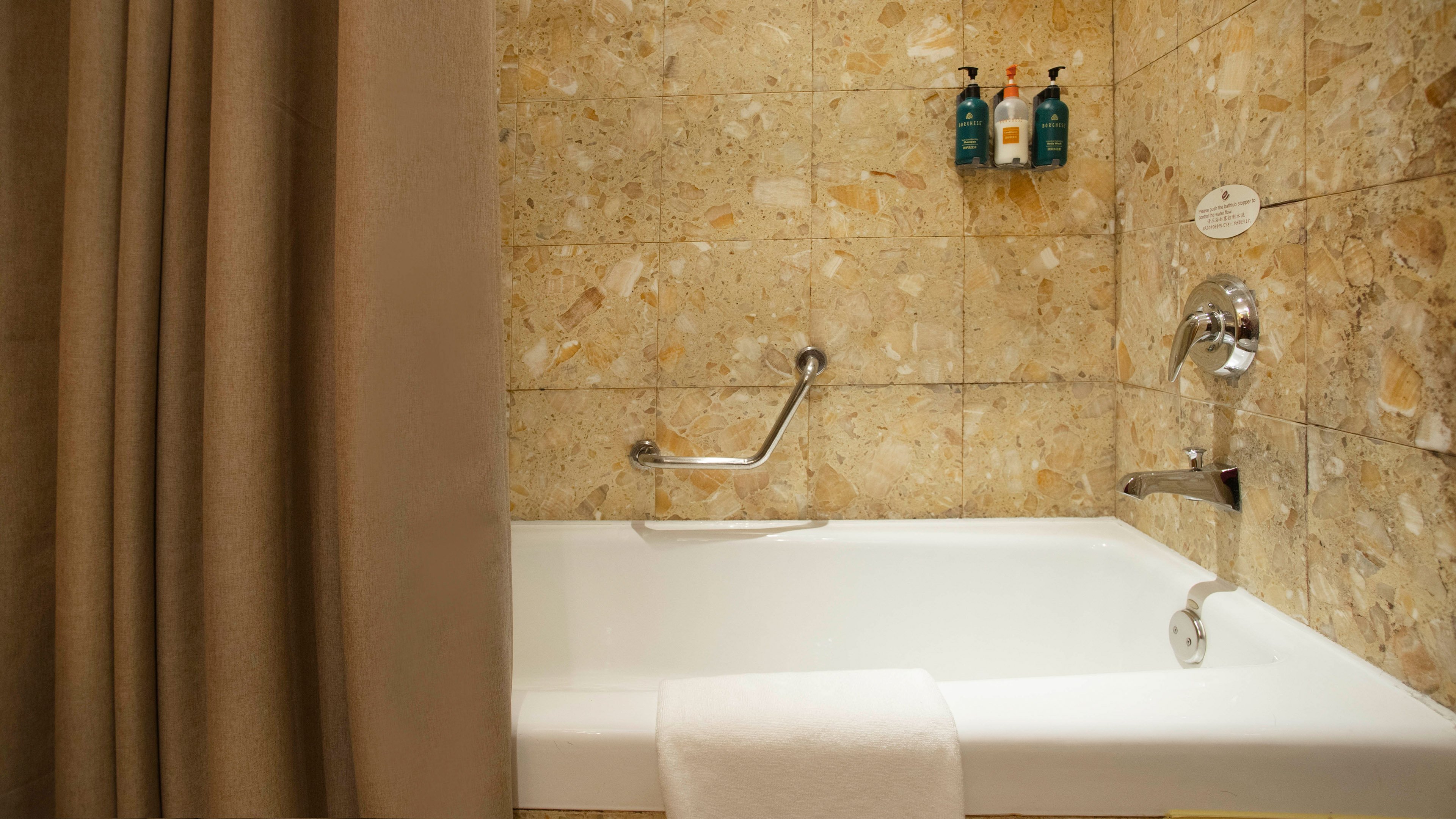CROWNE PLAZA QINGDAO BY IHG-guestroom-Bathroom.jpg