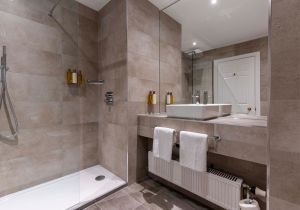 Kingsmills Hotel-guestroom-Kingsmills Hotel AccomClassic RoomBathroom.jpg