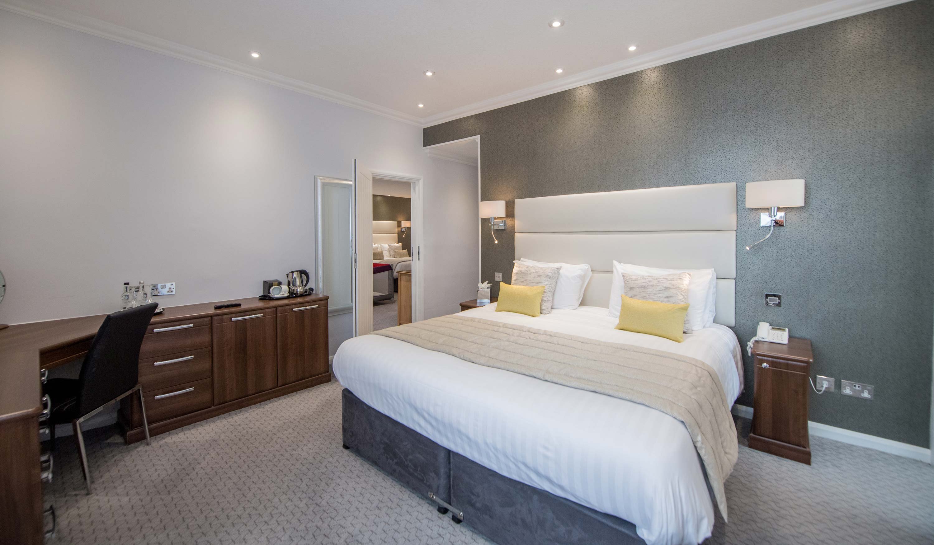 The Barnstaple Hotel-guestroom-Bray Suite.jpg