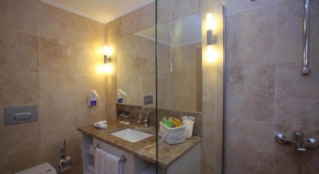 Sentido Bellazure-guestroom-bedc.jpg